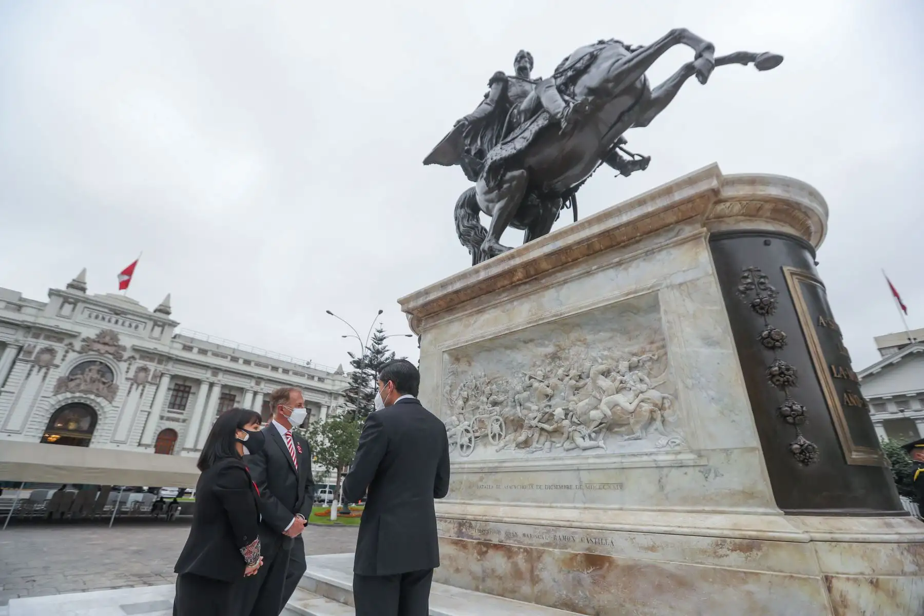 La presidenta del Congreso, Mirtha Vásquez, junto al alcalde de Lima, Jorge Muñoz, develan el restaurado monumento a Simón Bolívar ubicado en la Plaza de la Inquisición del Palacio Legislativo. Foto: Congreso
