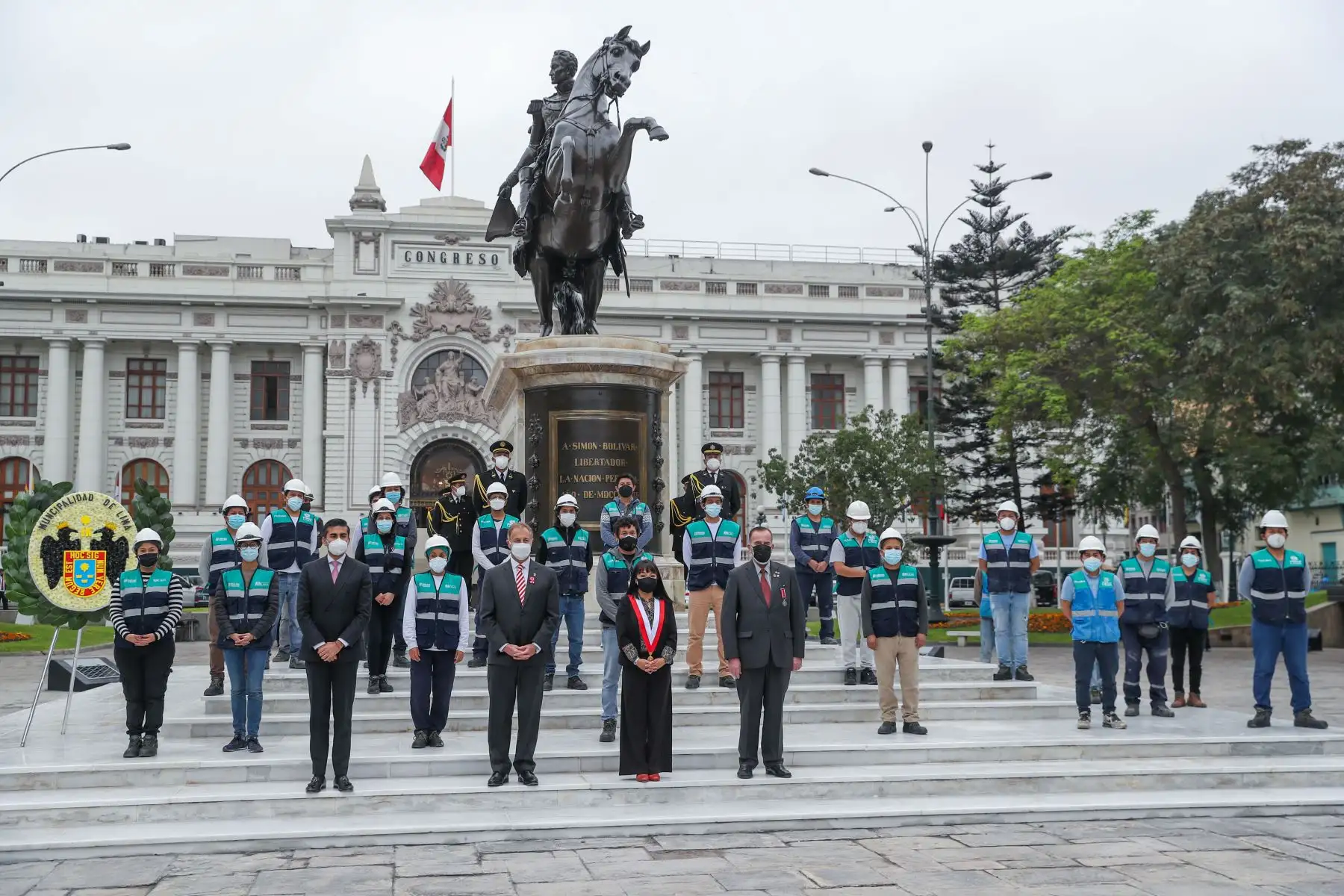 La presidenta del Congreso, Mirtha Vásquez, junto al alcalde de Lima, Jorge Muñoz, develan el restaurado monumento a Simón Bolívar ubicado en la Plaza de la Inquisición del Palacio Legislativo. Foto: Congreso