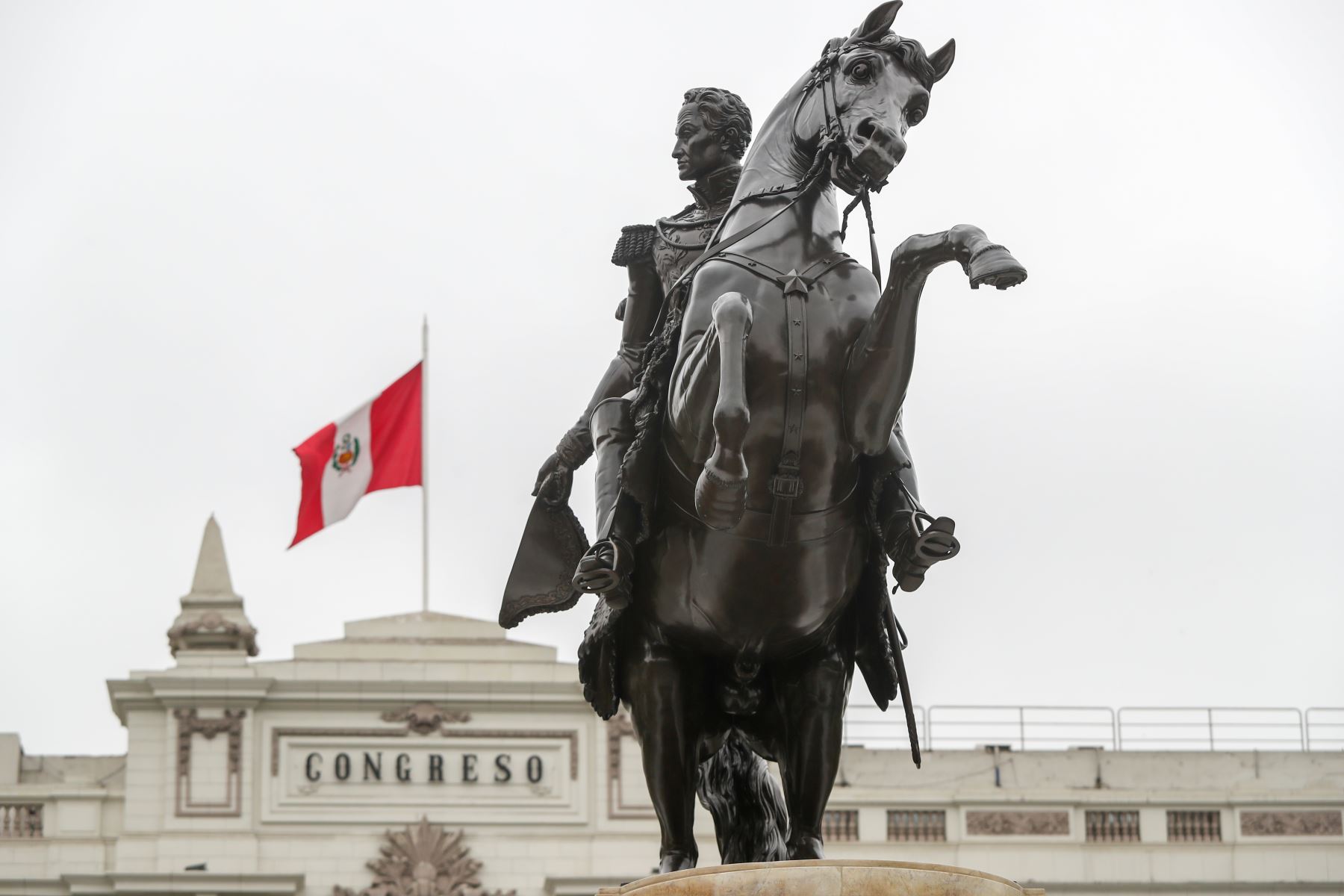 La presidenta del Congreso, Mirtha Vásquez, junto al alcalde de Lima, Jorge Muñoz, develan el monumento a Simón Bolívar ubicado en la Plaza de la Inquisición del Palacio Legislativo. Foto: Congreso