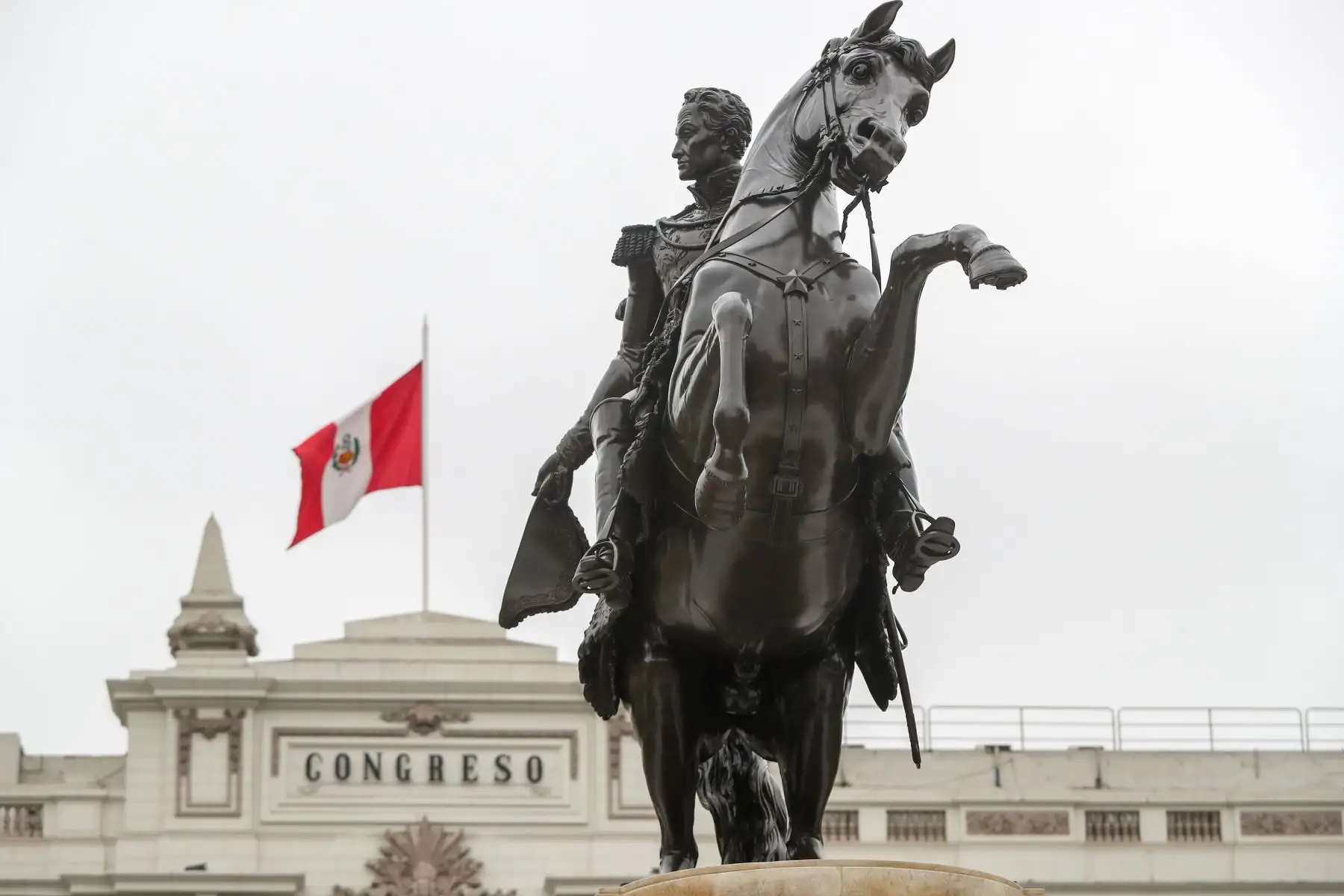 La presidenta del Congreso, Mirtha Vásquez, junto al alcalde de Lima, Jorge Muñoz, develan el restaurado monumento a Simón Bolívar ubicado en la Plaza de la Inquisición del Palacio Legislativo. Foto: Congreso