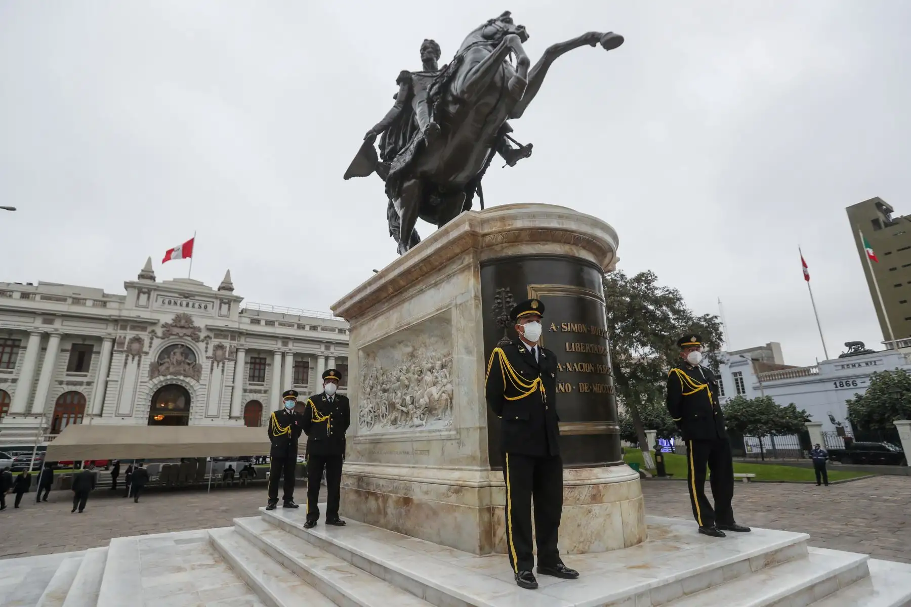La presidenta del Congreso, Mirtha Vásquez, junto al alcalde de Lima, Jorge Muñoz, develan el restaurado monumento a Simón Bolívar ubicado en la Plaza de la Inquisición del Palacio Legislativo. Foto: Congreso