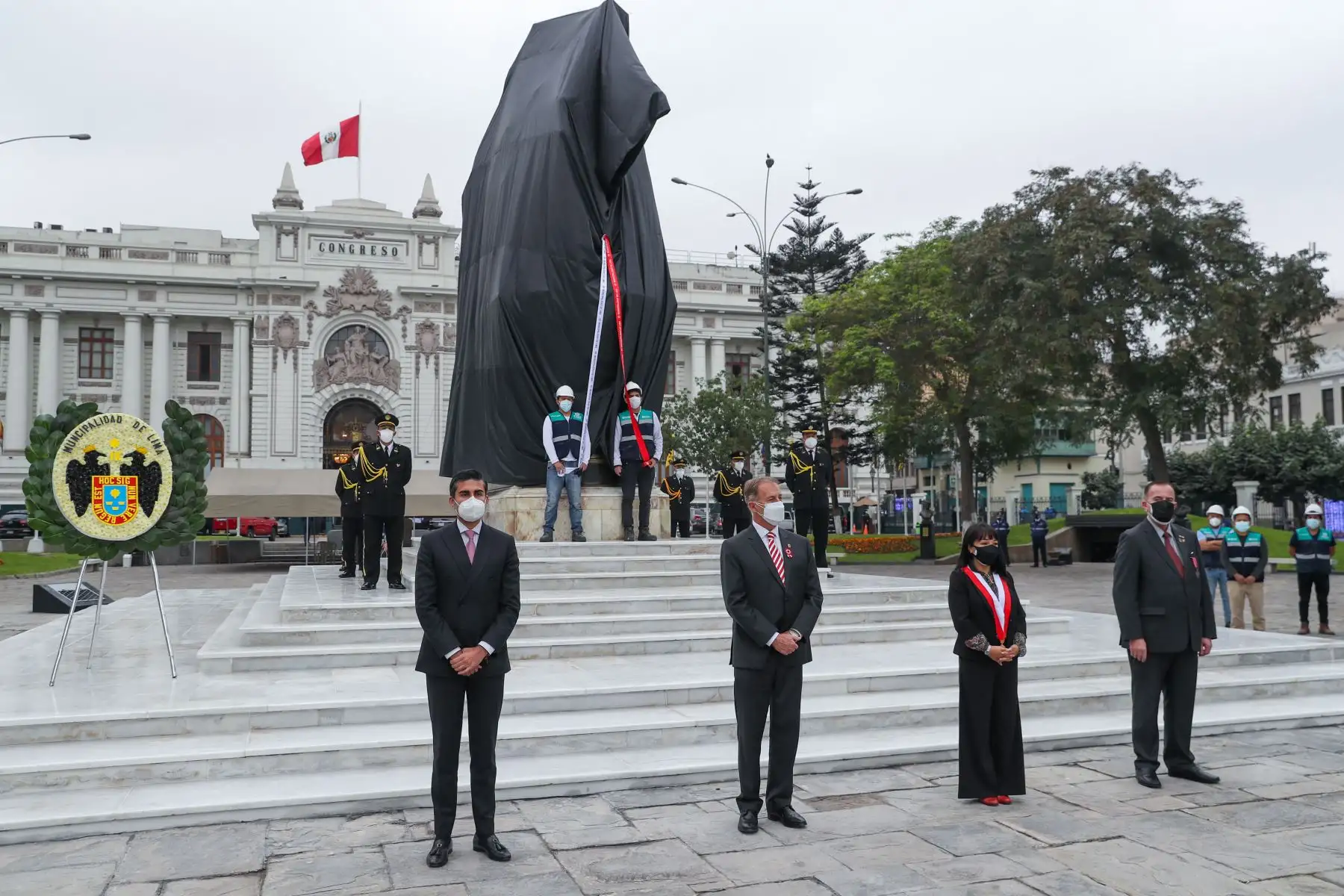 La presidenta del Congreso, Mirtha Vásquez, junto al alcalde de Lima, Jorge Muñoz, develan el monumento a Simón Bolívar ubicado en la Plaza de la Inquisición del Palacio Legislativo. Foto: Congreso