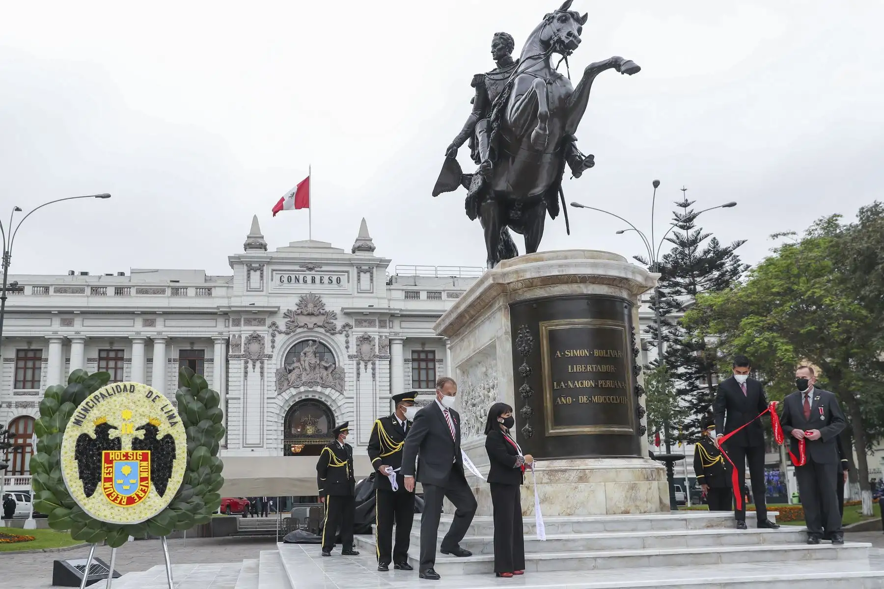 La presidenta del Congreso, Mirtha Vásquez, junto al alcalde de Lima, Jorge Muñoz, develan el restaurado monumento a Simón Bolívar ubicado en la Plaza de la Inquisición del Palacio Legislativo. Foto: Congreso