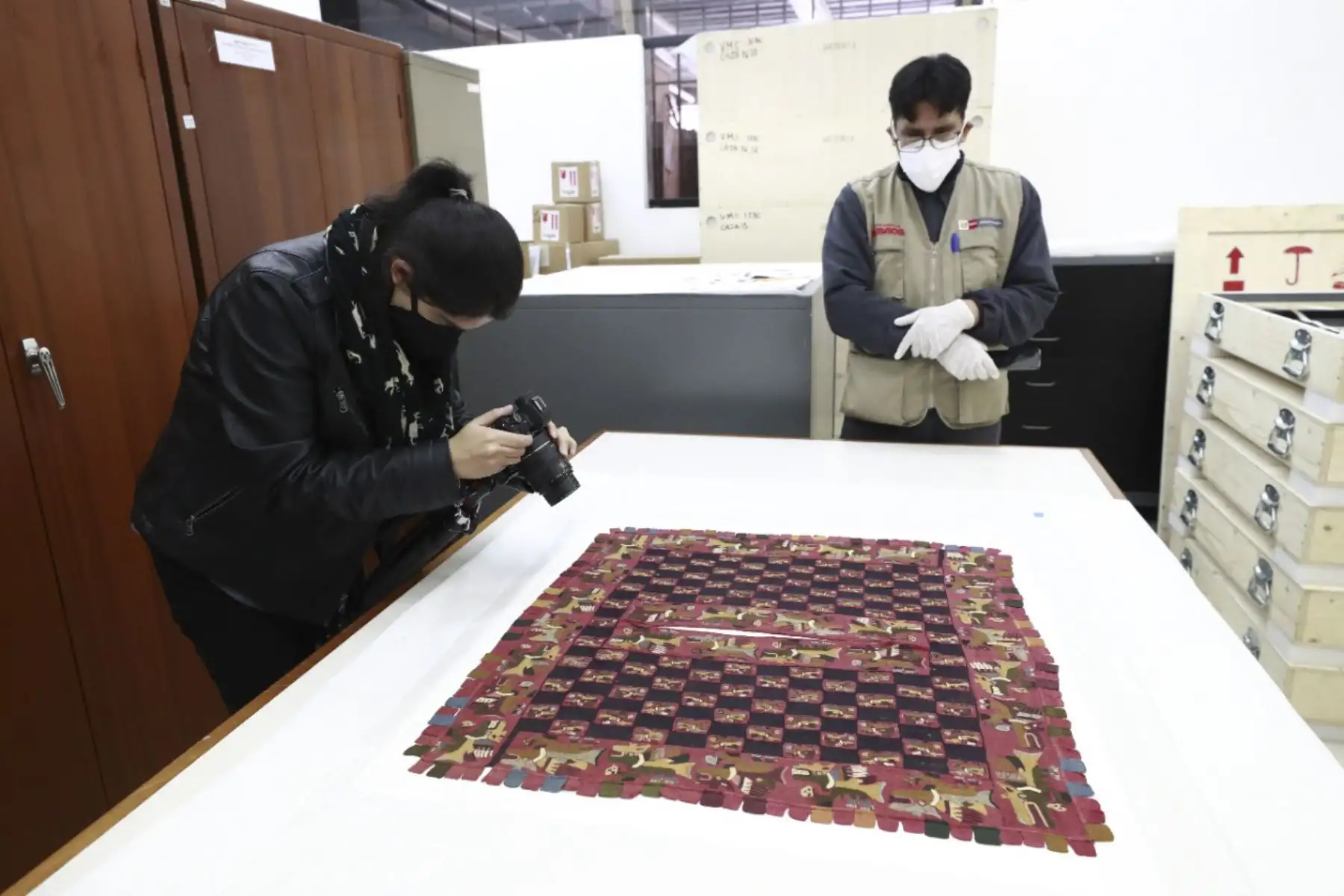 El Ministerio de Cultura recibió un total de  57 textiles prehispánicos de la Cultura Paracas, recientemente repatriados desde el Reino de Suecia. La ceremonia de entrega oficial se realizó en el Salón de Embajadores del Palacio de Torre Tagle. Foto: ANDINA/Difusión