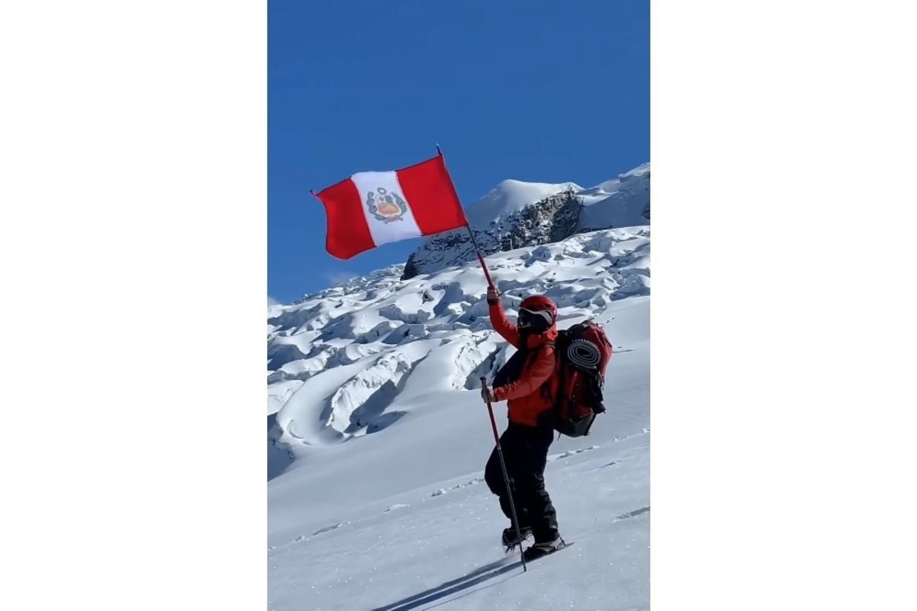 Bandera peruana en la cima del nevado Huascarán. / Captura de video Marca Perú.