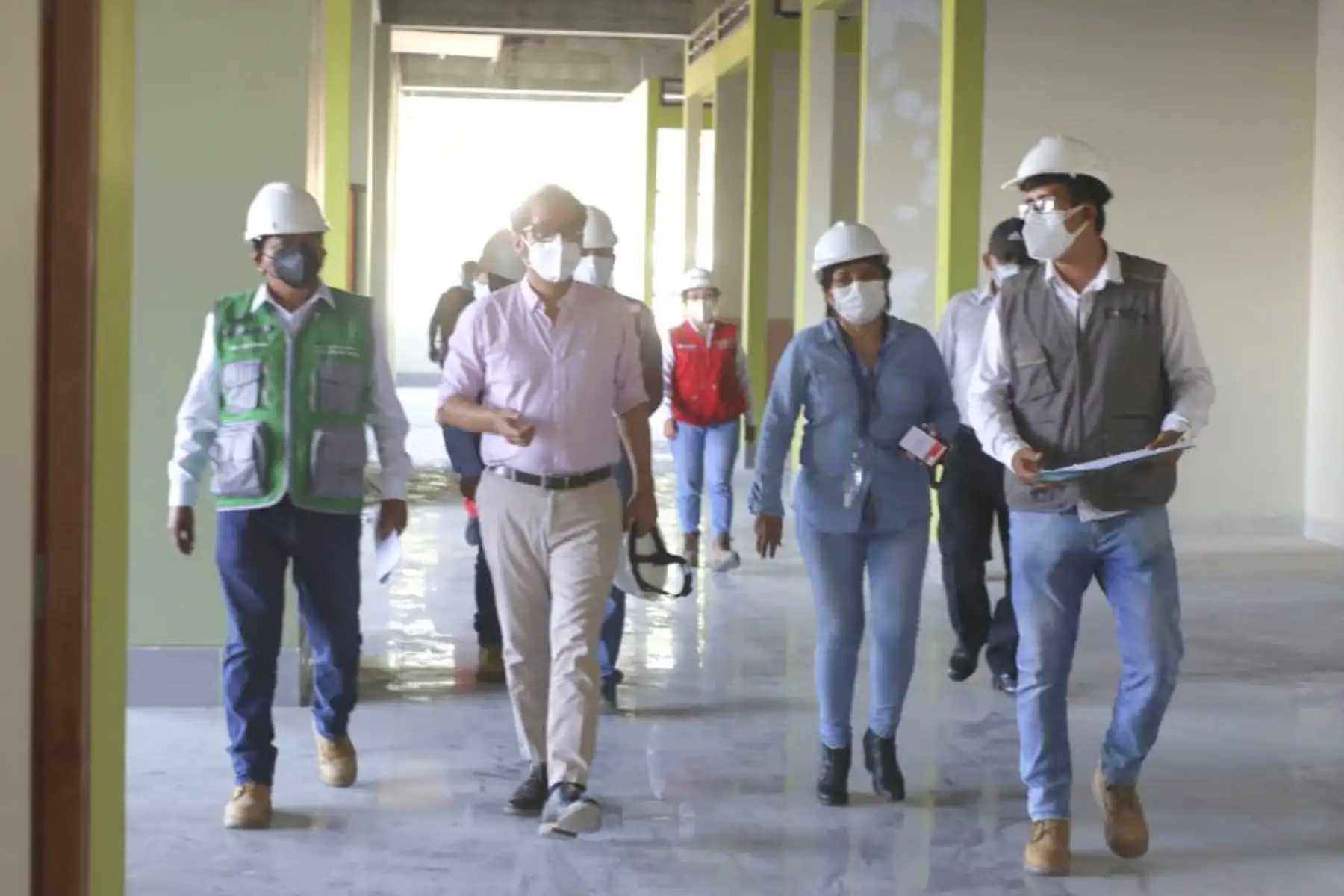 El ministro de la Producción, José Luis Chicoma, supervisa trabajos de ampliación y remodelación en Mercado Modelo de Tingo María. La obra cuenta con un avance al 94%. Foto: ANDINA/Produce