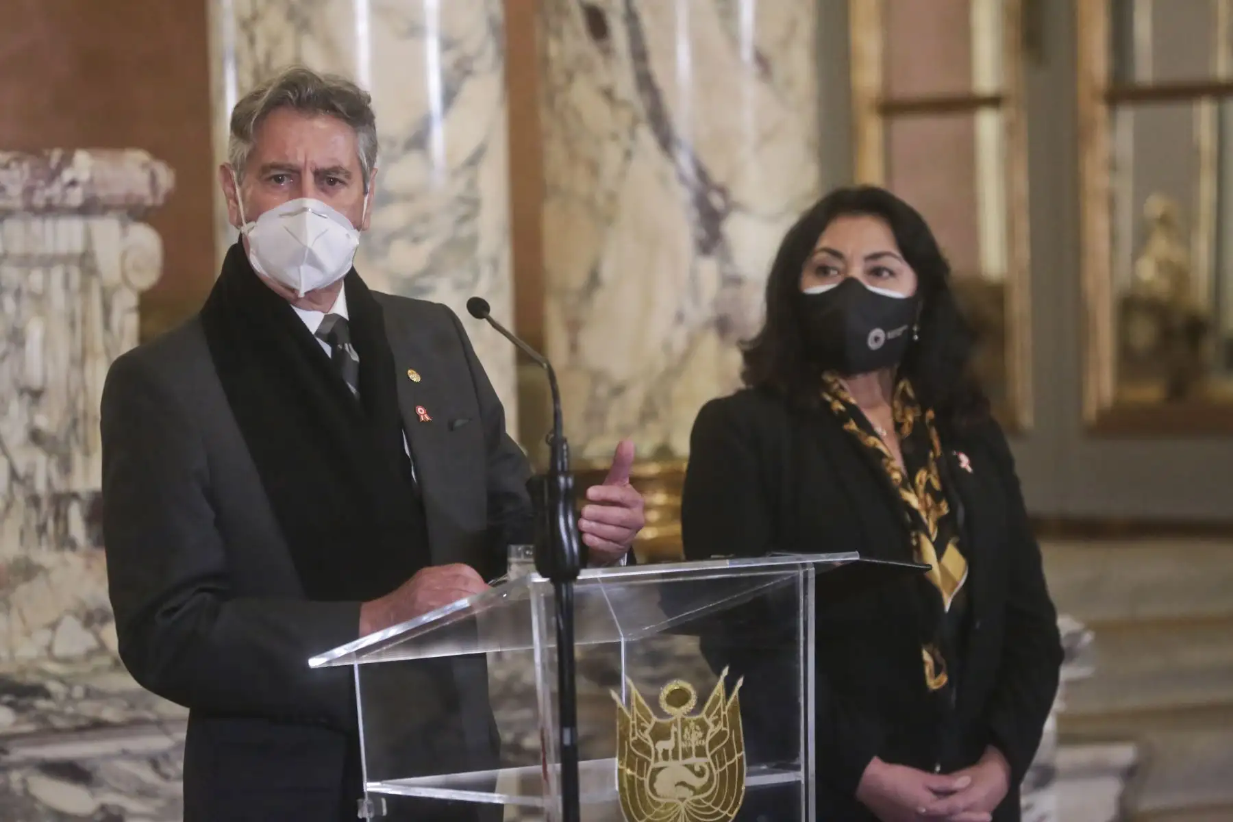El presidente Francisco Sagasti junto a la titular de la PCM, Violeta Bermúdez, condecora con la Medalla al Mérito a tres organizaciones por su valioso aporte y trabajo coordinado con el Estado en la lucha contra el covid-19. Foto: ANDINA/PCM