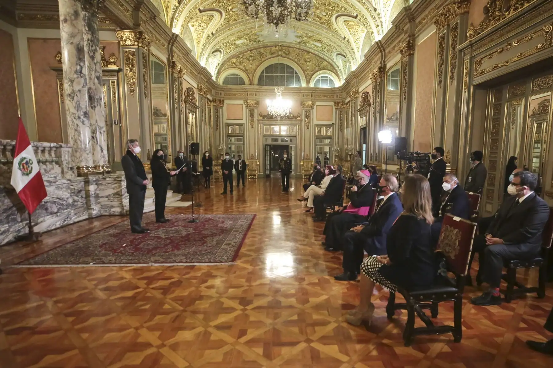 El presidente Francisco Sagasti junto a la titular de la PCM, Violeta Bermúdez, condecora con la Medalla al Mérito a tres organizaciones por su valioso aporte y trabajo coordinado con el Estado en la lucha contra el covid-19. Foto: ANDINA/PCM