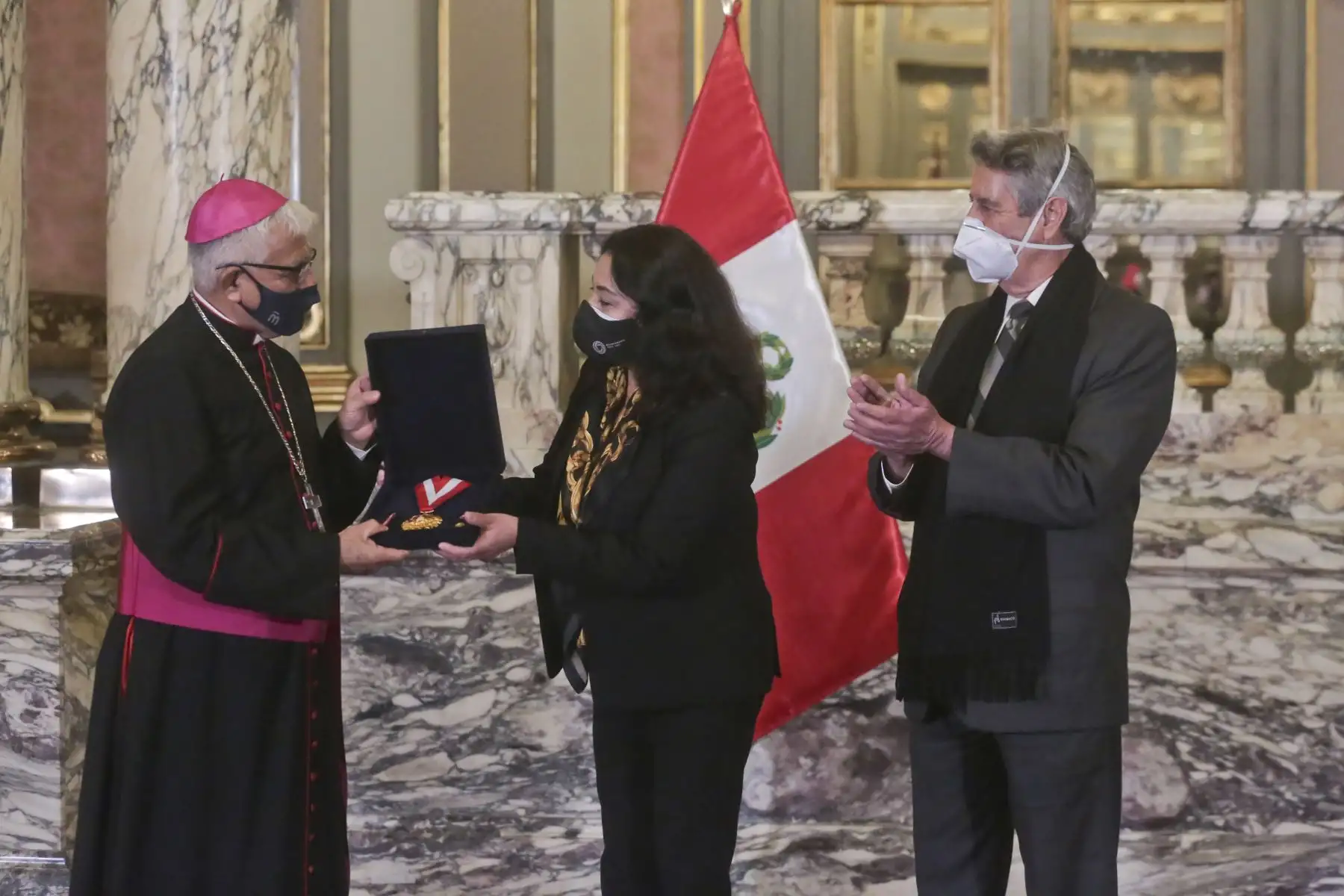 El presidente Francisco Sagasti junto a la titular de la PCM, Violeta Bermúdez, condecora con la Medalla al Mérito a tres organizaciones por su valioso aporte y trabajo coordinado con el Estado en la lucha contra el covid-19. Foto: ANDINA/PCM