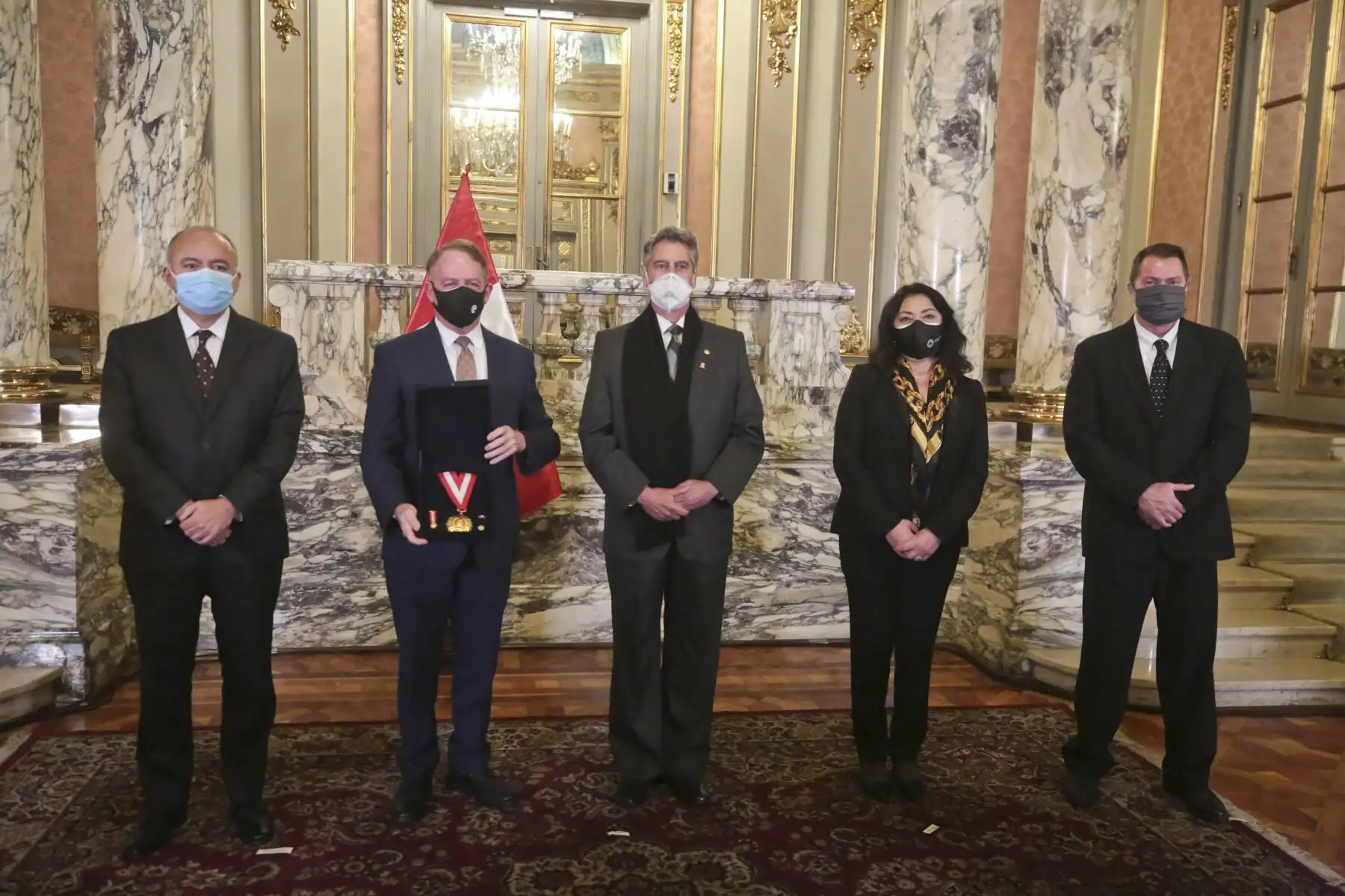 El presidente Francisco Sagasti junto a la titular de la PCM, Violeta Bermúdez, condecora con la Medalla al Mérito a tres organizaciones por su valioso aporte y trabajo coordinado con el Estado en la lucha contra el covid-19. Foto: ANDINA/PCM