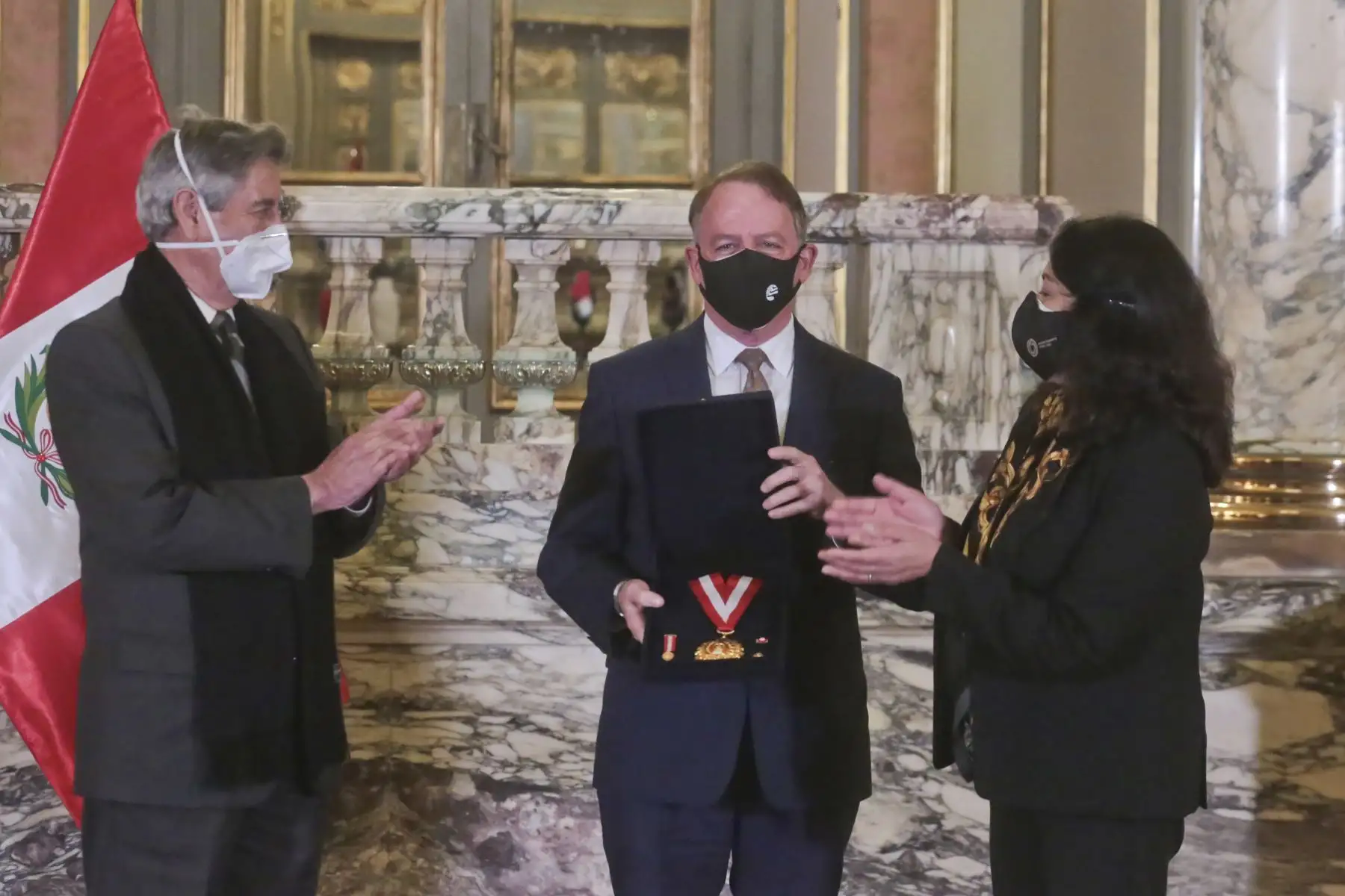 El presidente Francisco Sagasti junto a la titular de la PCM, Violeta Bermúdez, condecora con la Medalla al Mérito a tres organizaciones por su valioso aporte y trabajo coordinado con el Estado en la lucha contra el covid-19. Foto: ANDINA/PCM