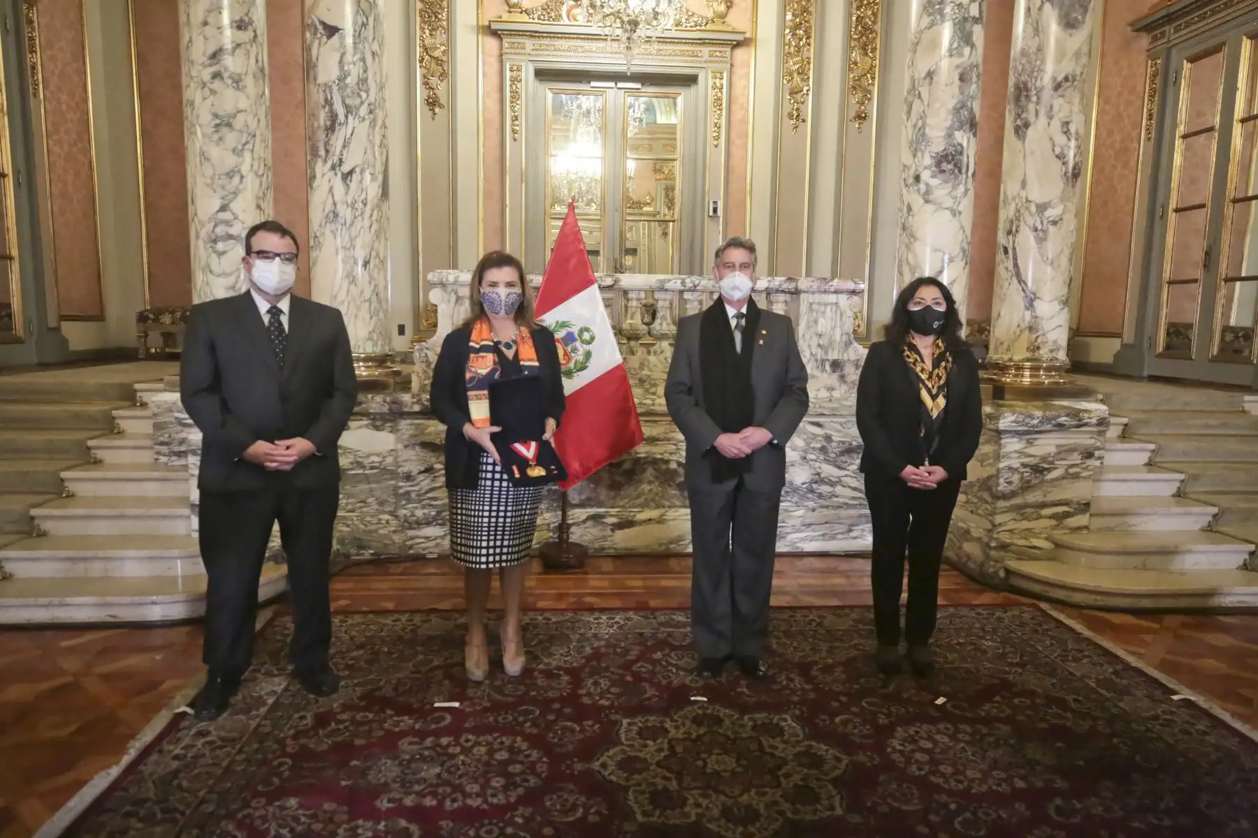 El presidente Francisco Sagasti junto a la titular de la PCM, Violeta Bermúdez, condecora con la Medalla al Mérito a tres organizaciones por su valioso aporte y trabajo coordinado con el Estado en la lucha contra el covid-19. Foto: ANDINA/PCM