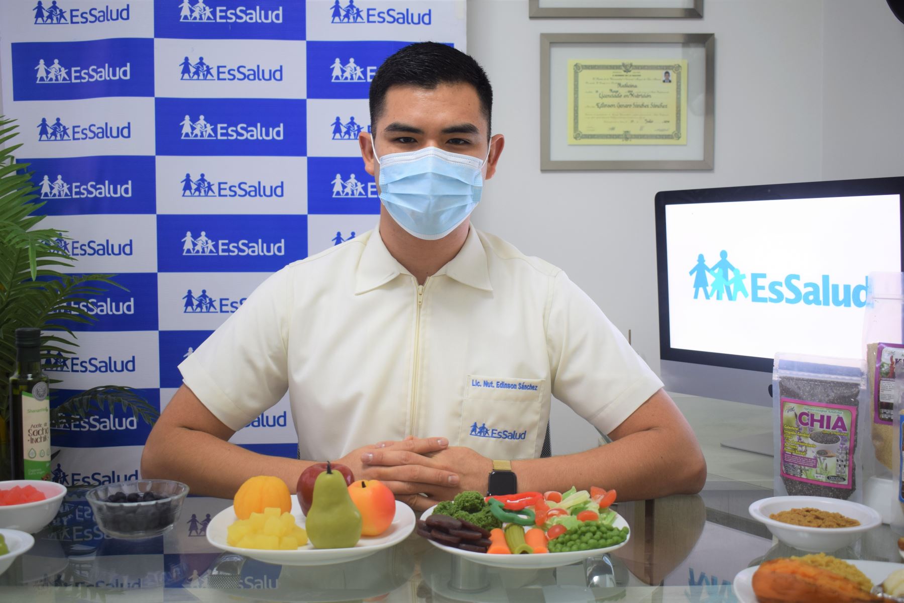 Nutricionista del Hospital Sabogal señala que la ansiedad, la depresión y el estrés, provocan el consumo de alimentos no saludables. Foto: ANDINA/EsSalud