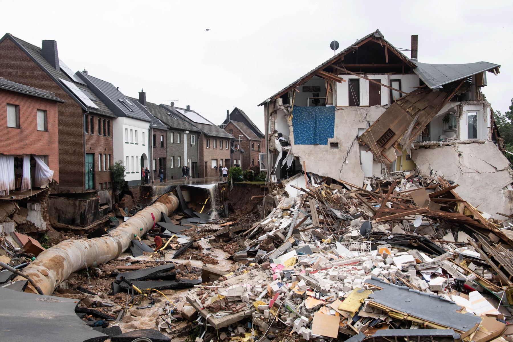 Un área completamente destruida por las inundaciones se muestra en el distrito de Blessem de Erftstadt, en el oeste de Alemania. Foto: AFP
