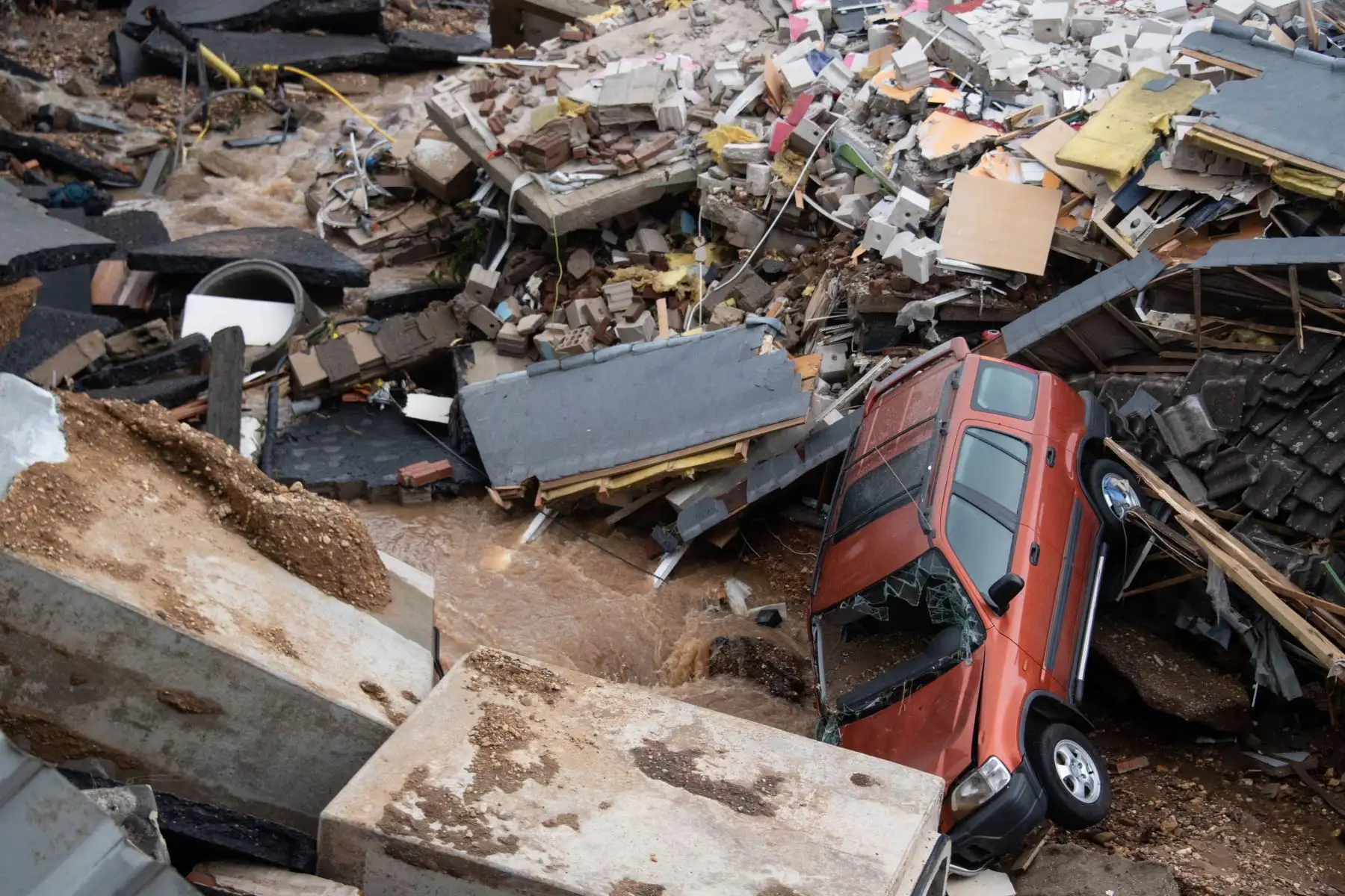 Un automóvil yace entre los escombros en un área completamente destruida por la inundación en el distrito de Blessem de Erftstadt, en el oeste de Alemania. Foto: AFP
