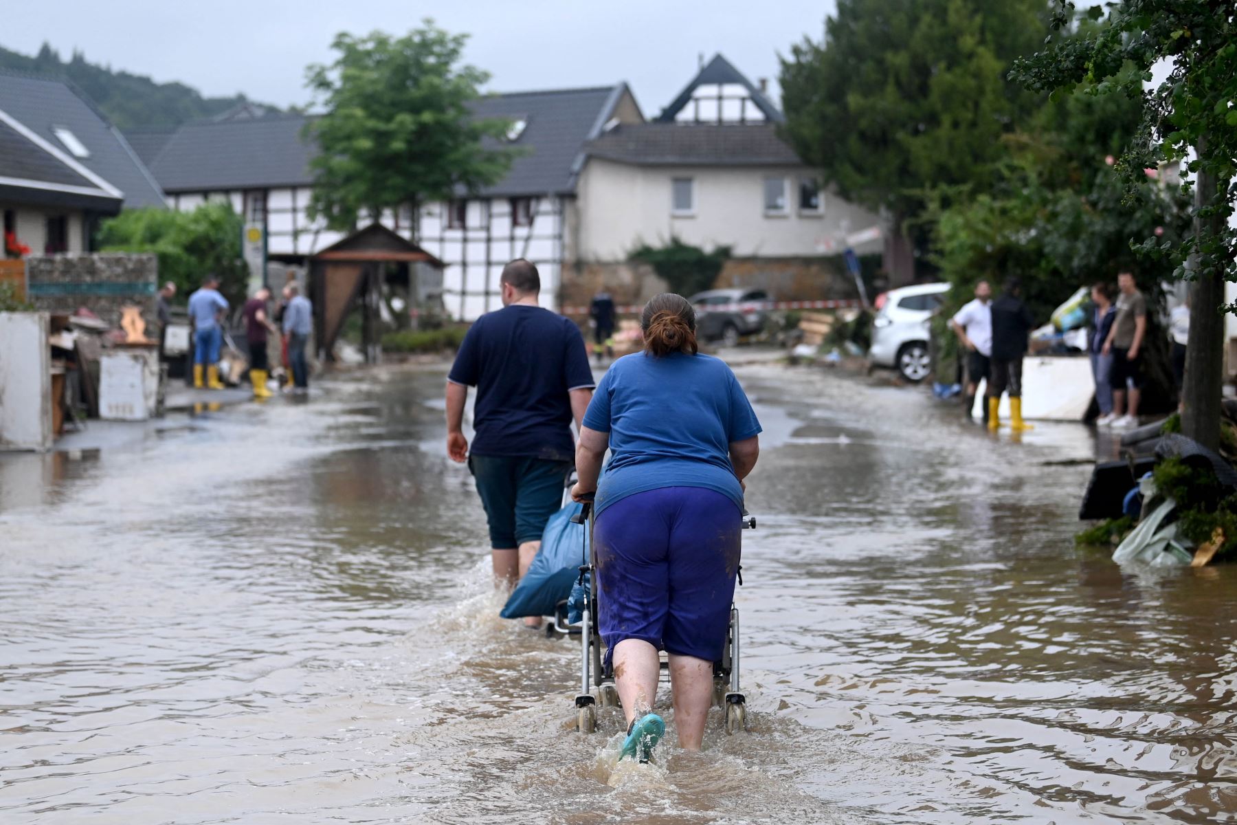 La gente camina por una calle inundada en Iversheim cerca de Bad Muenstereifel, en el oeste de Alemania. Foto: AFP