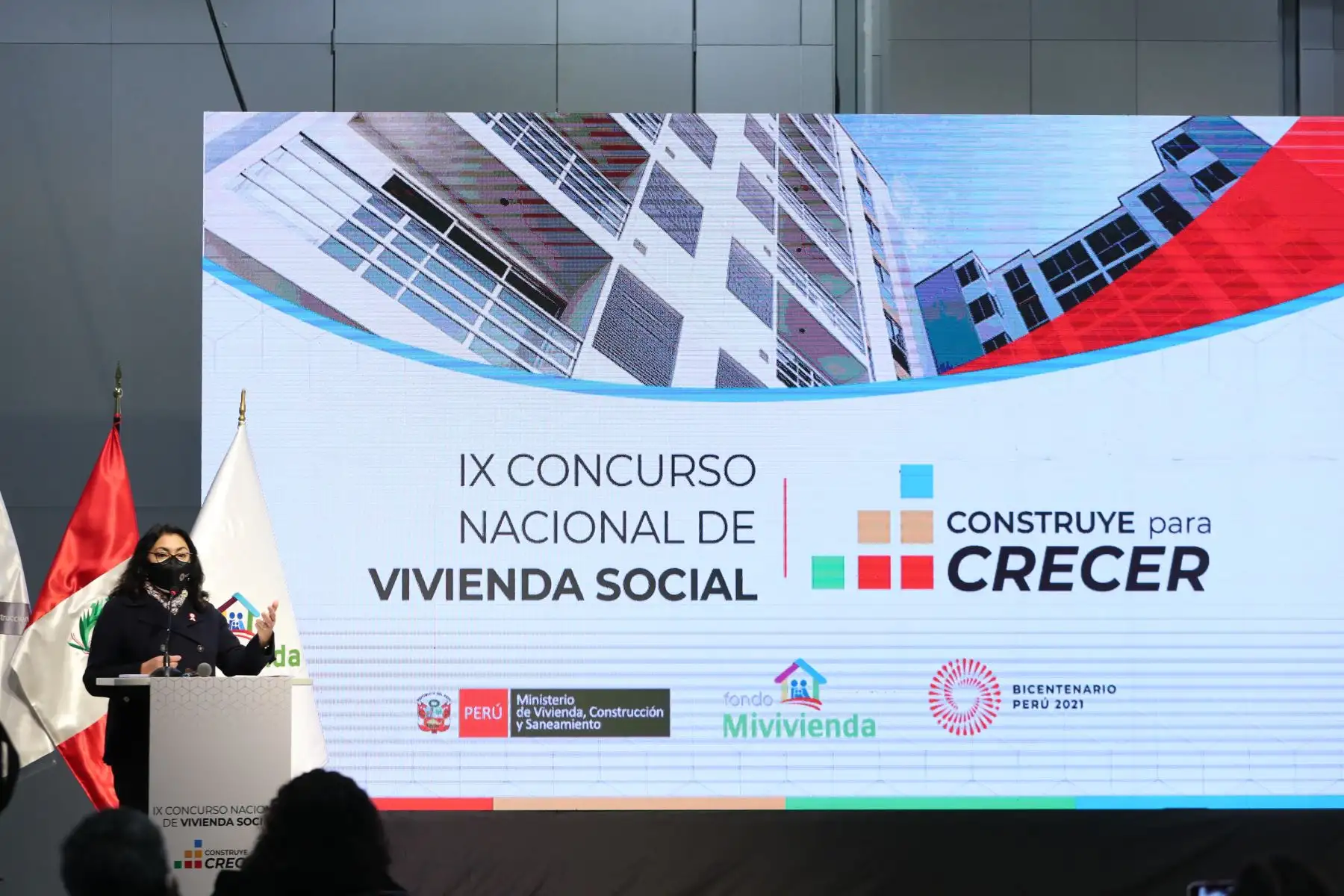 La presidenta del Consejo de Ministros, Violeta Bermúdez, junto a la ministra de Vivienda,Solangel Fernández,  participan de la Premiación del IX Concurso Nacional de Vivienda Social: “Construye para Crecer 2021”. Foto: ANDINA/PCM
