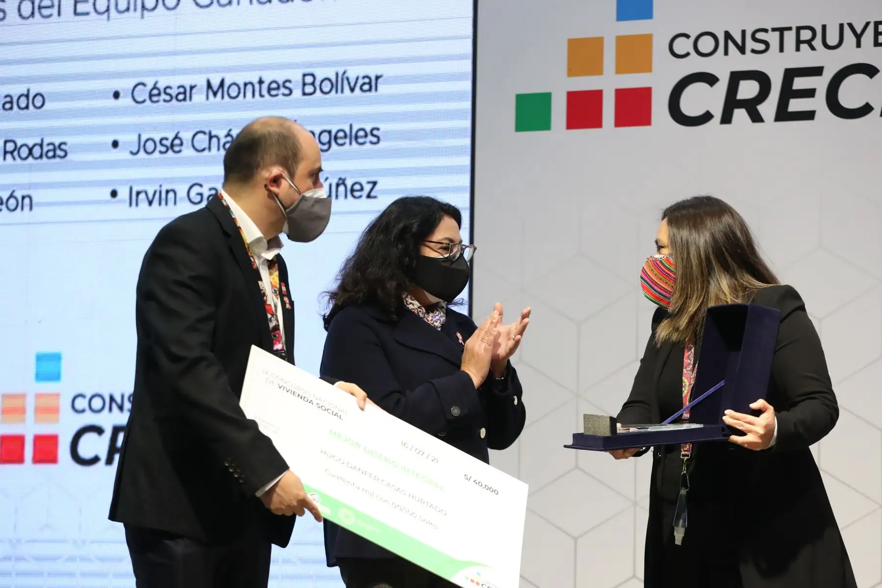 La presidenta del Consejo de Ministros, Violeta Bermúdez, junto a la ministra de Vivienda,Solangel Fernández,  participan de la Premiación del IX Concurso Nacional de Vivienda Social: “Construye para Crecer 2021”. Foto: ANDINA/PCM
