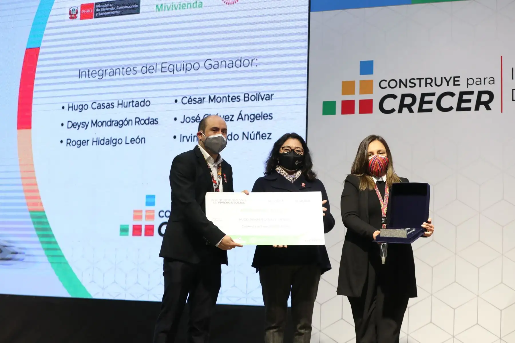 La presidenta del Consejo de Ministros, Violeta Bermúdez, junto a la ministra de Vivienda,Solangel Fernández,  participan de la Premiación del IX Concurso Nacional de Vivienda Social: “Construye para Crecer 2021”. Foto: ANDINA/PCM