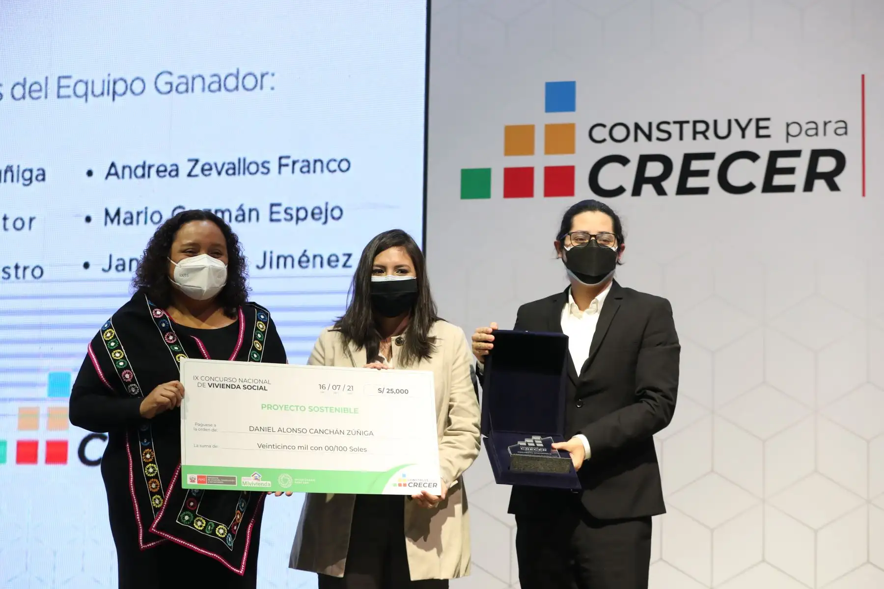 La presidenta del Consejo de Ministros, Violeta Bermúdez, junto a la ministra de Vivienda,Solangel Fernández,  participan de la Premiación del IX Concurso Nacional de Vivienda Social: “Construye para Crecer 2021”. Foto: ANDINA/PCM