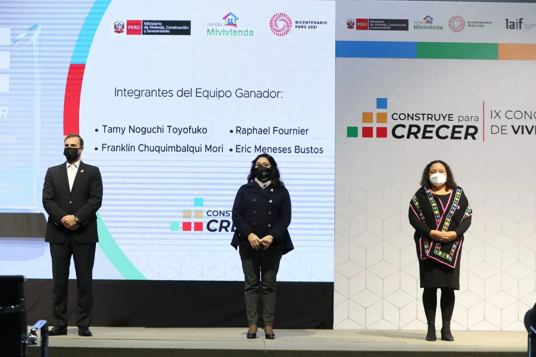 La presidenta del Consejo de Ministros, Violeta Bermúdez, junto a la ministra de Vivienda,Solangel Fernández,  participan de la Premiación del IX Concurso Nacional de Vivienda Social: “Construye para Crecer 2021”. Foto: ANDINA/PCM