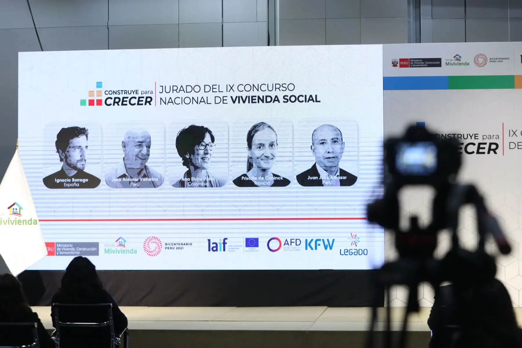 La presidenta del Consejo de Ministros, Violeta Bermúdez, junto a la ministra de Vivienda,Solangel Fernández,  participan de la Premiación del IX Concurso Nacional de Vivienda Social: “Construye para Crecer 2021”. Foto: ANDINA/PCM