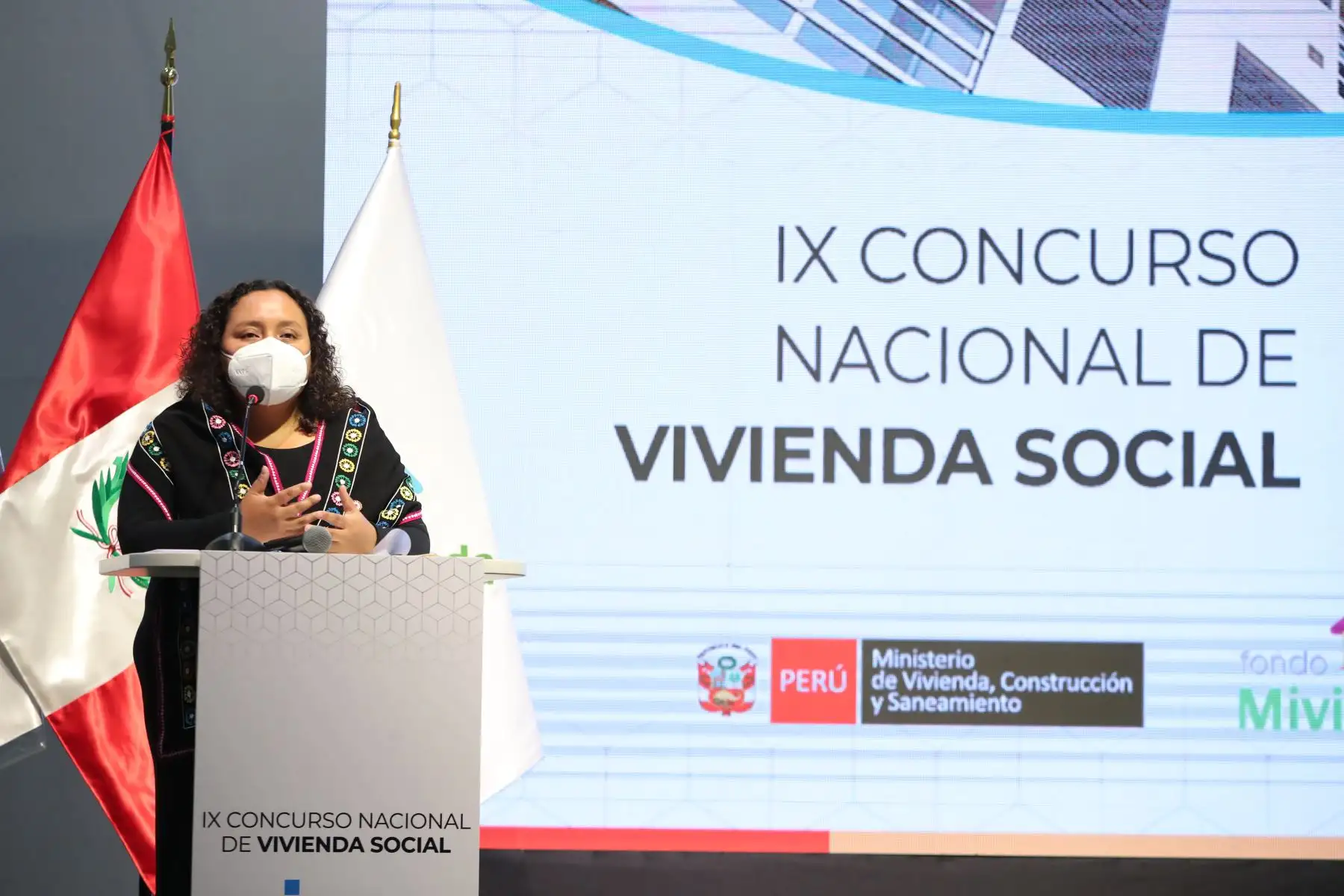 La presidenta del Consejo de Ministros, Violeta Bermúdez, junto a la ministra de Vivienda,Solangel Fernández,  participan de la Premiación del IX Concurso Nacional de Vivienda Social: “Construye para Crecer 2021”. Foto: ANDINA/PCM