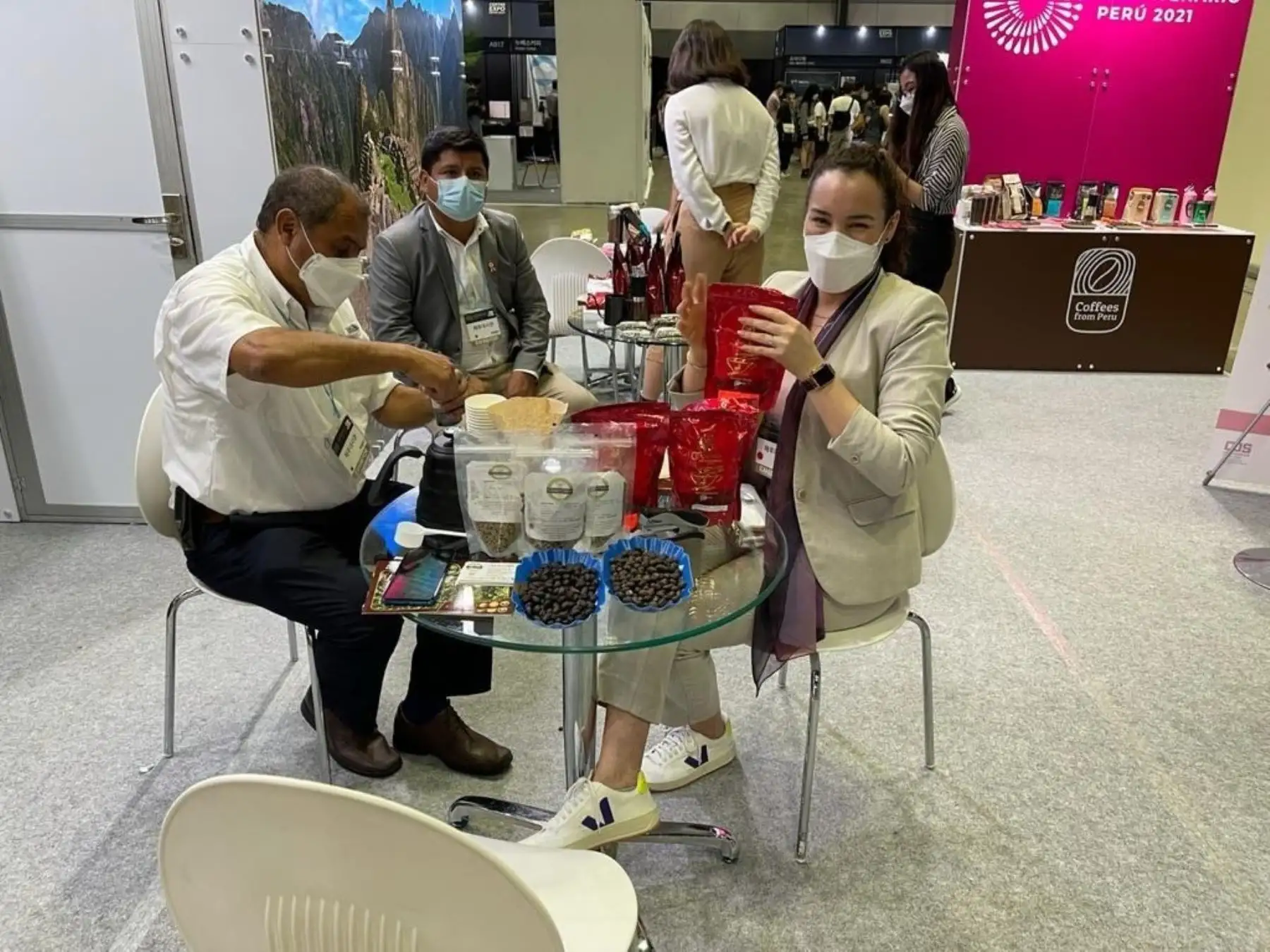 El café que se produce en el distrito de San Miguel de El Faique, provincia de Huancabamba, región Piura, se luce en la feria mundial Expo Café Seúl 2021 de Corea del Sur. ANDINA/Difusión