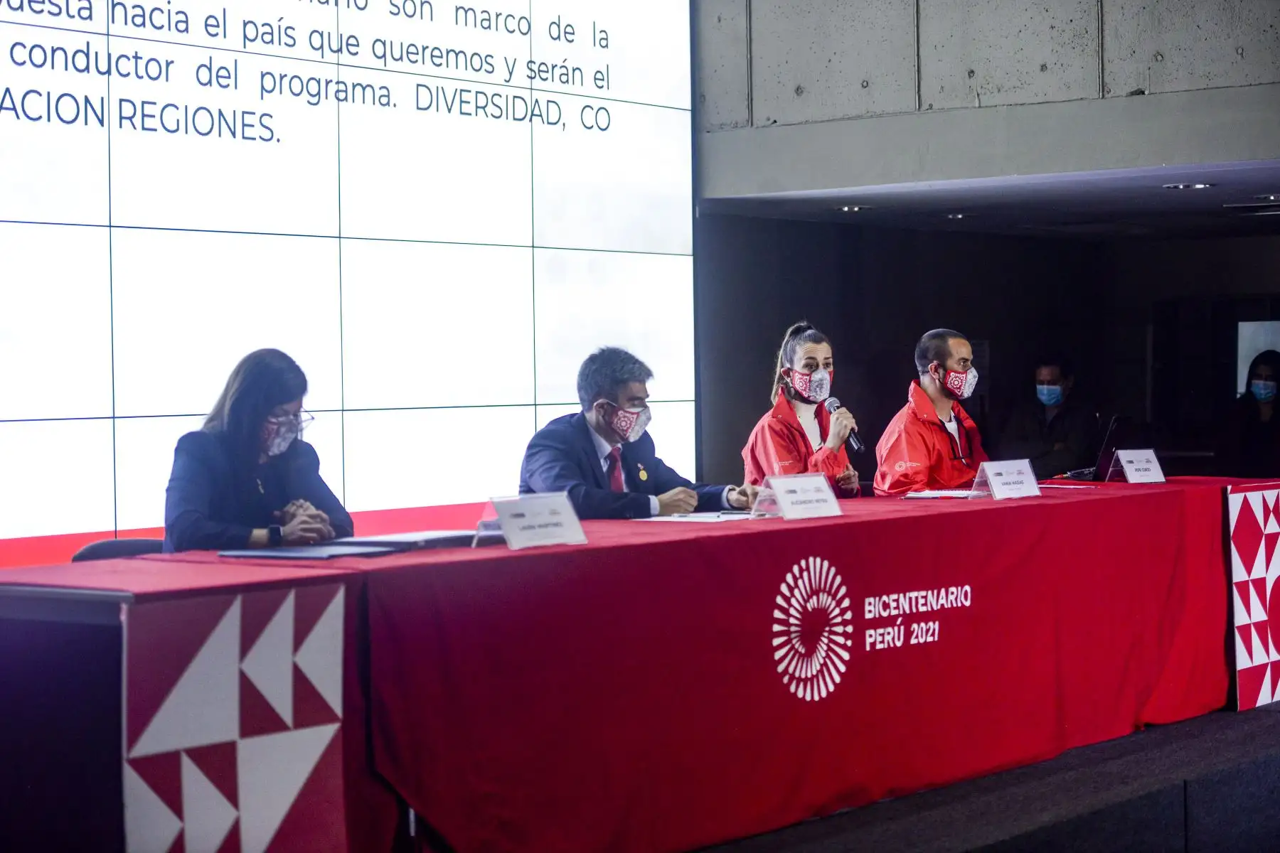 Bajo el lema “Unidos por el Bicentenario”, el ministro de Cultura, Alejandro Neyra, y la directora ejecutiva del Proyecto Bicentenario, Laura Martinez, presentaron una campaña que invoca a la unidad nacional e incluye un homenaje a la patria que se vivirá este 27 de julio, de manera simultánea, en la capital y todas las regiones del país para conmemorar los doscientos años de la declaración de nuestra independencia. Foto: ANDINA/Bicentenario Bajo el lema “Unidos por el Bicentenario”, el ministro de Cultura, Alejandro Neyra, y la directora ejecutiva del Proyecto Bicentenario, Laura Martinez, presentaron una campaña que invoca a la unidad nacional e incluye un homenaje a la patria que se vivirá este 27 de julio, de manera simultánea, en la capital y todas las regiones del país para conmemorar los doscientos años de la declaración de nuestra independencia. Foto: ANDINA/Bicentenario