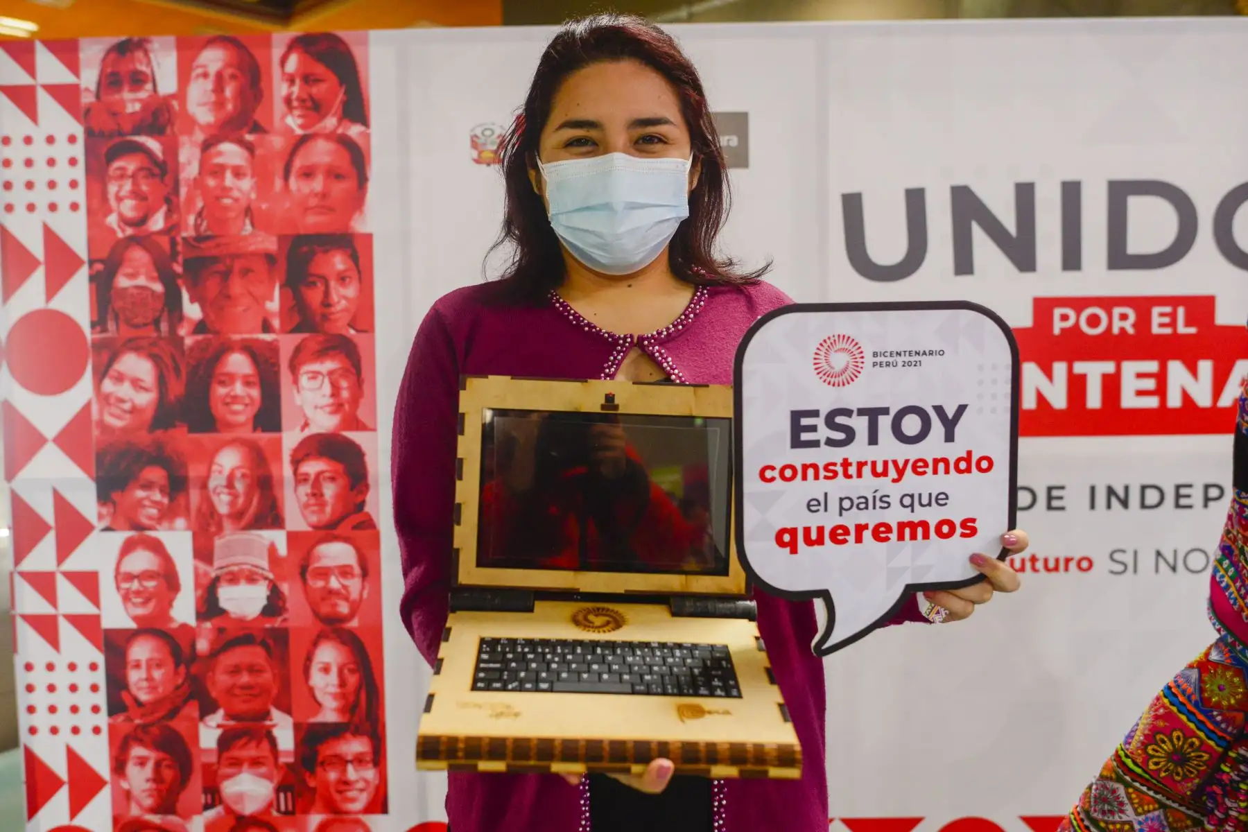 Bajo el lema “Unidos por el Bicentenario”, el ministro de Cultura, Alejandro Neyra, y la directora ejecutiva del Proyecto Bicentenario, Laura Martinez, presentaron una campaña que invoca a la unidad nacional e incluye un homenaje a la patria que se vivirá este 27 de julio, de manera simultánea, en la capital y todas las regiones del país para conmemorar los doscientos años de la declaración de nuestra independencia. Foto: ANDINA/Bicentenario Bajo el lema “Unidos por el Bicentenario”, el ministro de Cultura, Alejandro Neyra, y la directora ejecutiva del Proyecto Bicentenario, Laura Martinez, presentaron una campaña que invoca a la unidad nacional e incluye un homenaje a la patria que se vivirá este 27 de julio, de manera simultánea, en la capital y todas las regiones del país para conmemorar los doscientos años de la declaración de nuestra independencia. Foto: ANDINA/Bicentenario