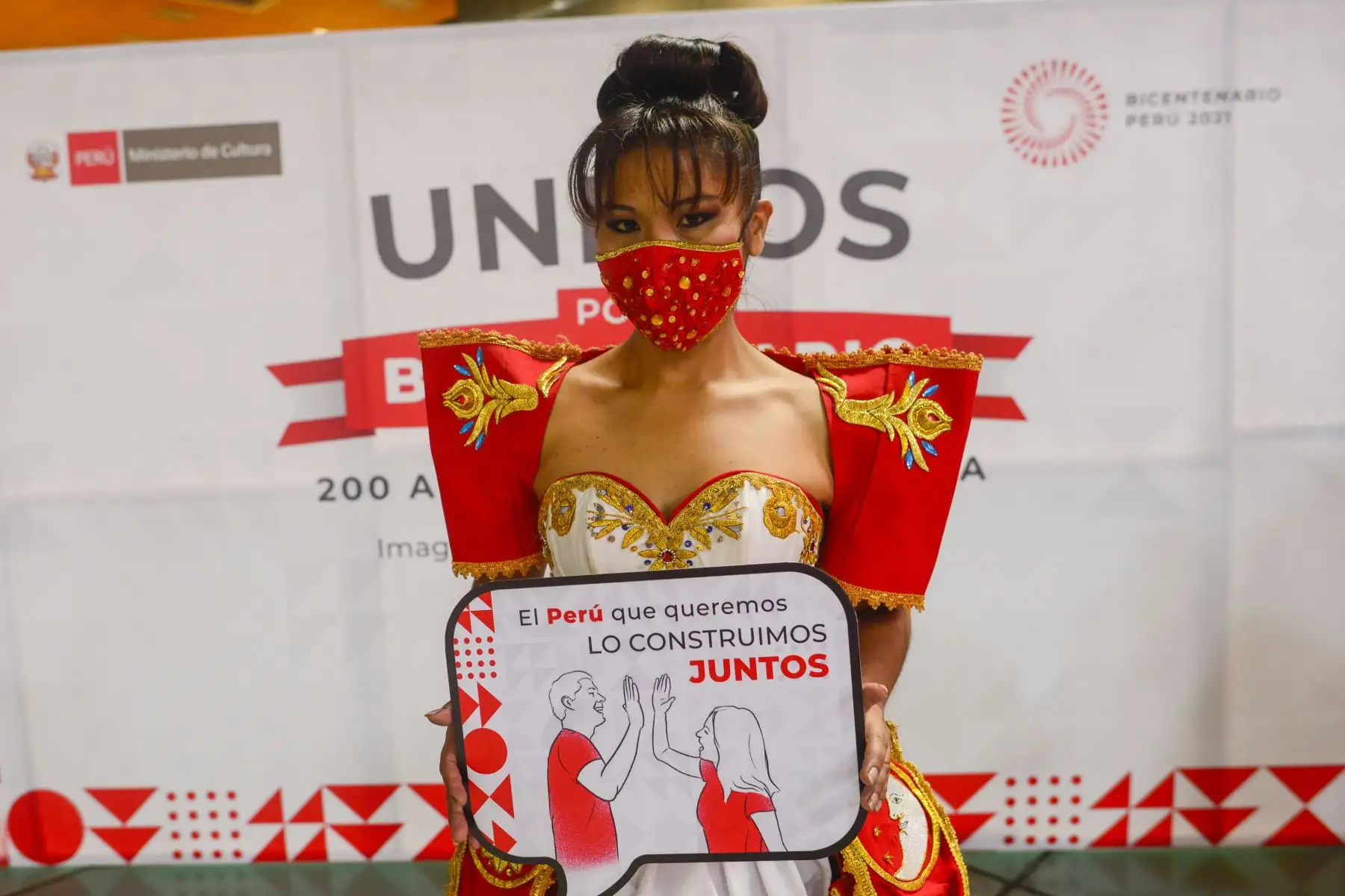 Campaña cuenta con una canción oficial y convoca a la ciudadanía a sumar esfuerzos y hacer un compromiso para construir un Perú mejor. Artistas nacionales darán vida a las ceremonias en cada región este 27 de julio. Programa especial será transmitido por TV Perú. Foto: ANDINA/Bicentenario Campaña cuenta con una canción oficial y convoca a la ciudadanía a sumar esfuerzos y hacer un compromiso para construir un Perú mejor. Artistas nacionales darán vida a las ceremonias en cada región este 27 de julio. Programa especial será transmitido por TV Perú. Foto: ANDINA/Bicentenario