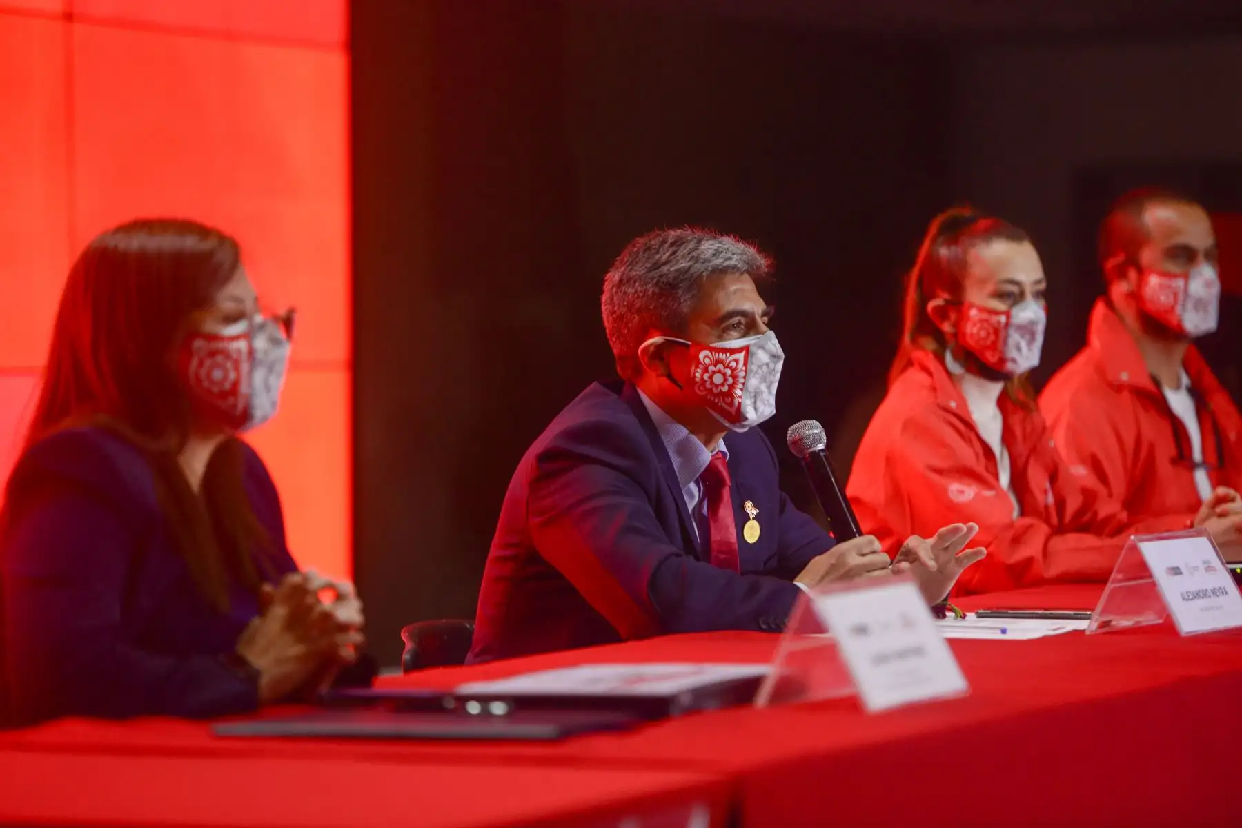 Bajo el lema “Unidos por el Bicentenario”, el ministro de Cultura, Alejandro Neyra, y la directora ejecutiva del Proyecto Bicentenario, Laura Martinez, presentaron una campaña que invoca a la unidad nacional e incluye un homenaje a la patria que se vivirá este 27 de julio, de manera simultánea, en la capital y todas las regiones del país para conmemorar los doscientos años de la declaración de nuestra independencia. Foto: ANDINA/Bicentenario Bajo el lema “Unidos por el Bicentenario”, el ministro de Cultura, Alejandro Neyra, y la directora ejecutiva del Proyecto Bicentenario, Laura Martinez, presentaron una campaña que invoca a la unidad nacional e incluye un homenaje a la patria que se vivirá este 27 de julio, de manera simultánea, en la capital y todas las regiones del país para conmemorar los doscientos años de la declaración de nuestra independencia. Foto: ANDINA/Bicentenario