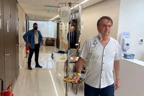 "Esa obstrucción es siempre un riesgo muy alto", pero "la posibilidad de cirugía está bastante alejada", comentaron sus médicos. Foto: Twitter oficial de Jair Bolsonaro