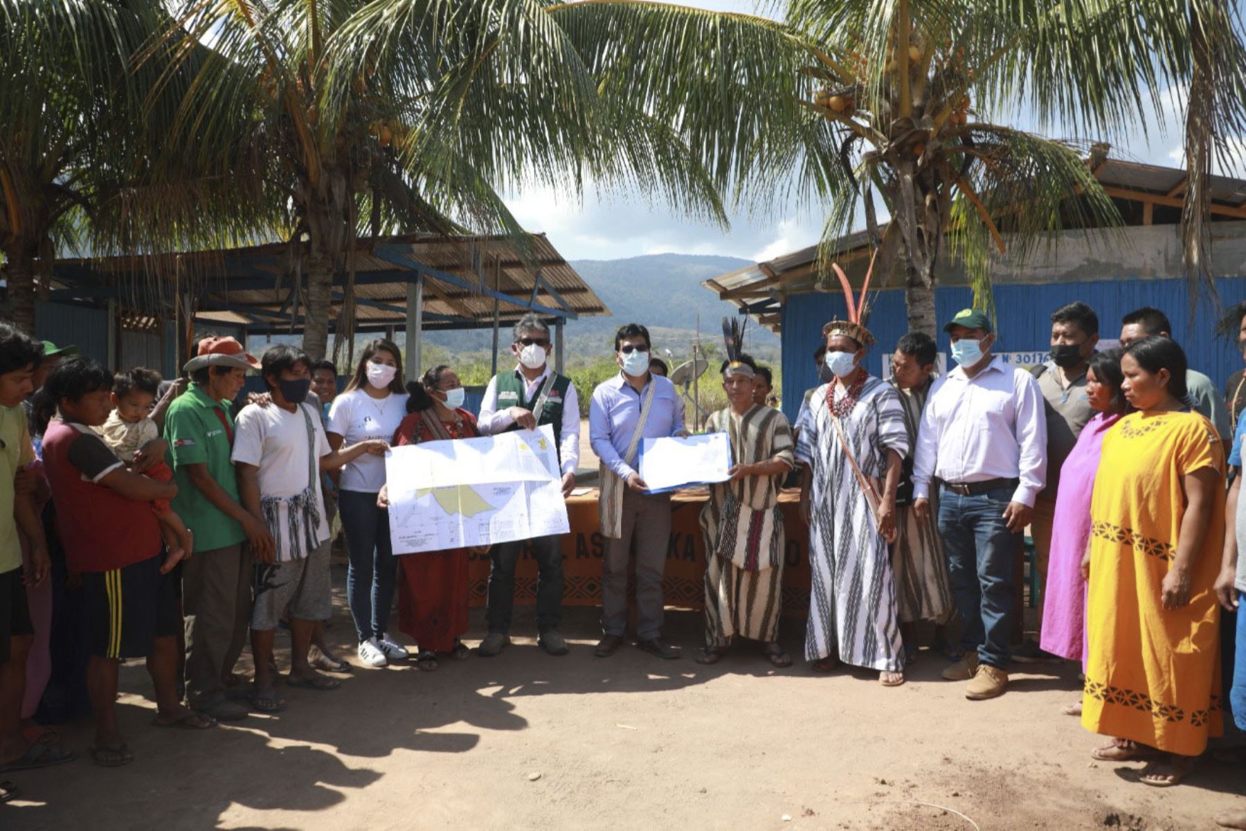 El vicegobernador de Junín, Clever Mercado Méndez, entregó el título de propiedad a las autoridades de la comunidad indígena Osherato. Foto: ANDINA/Difusión