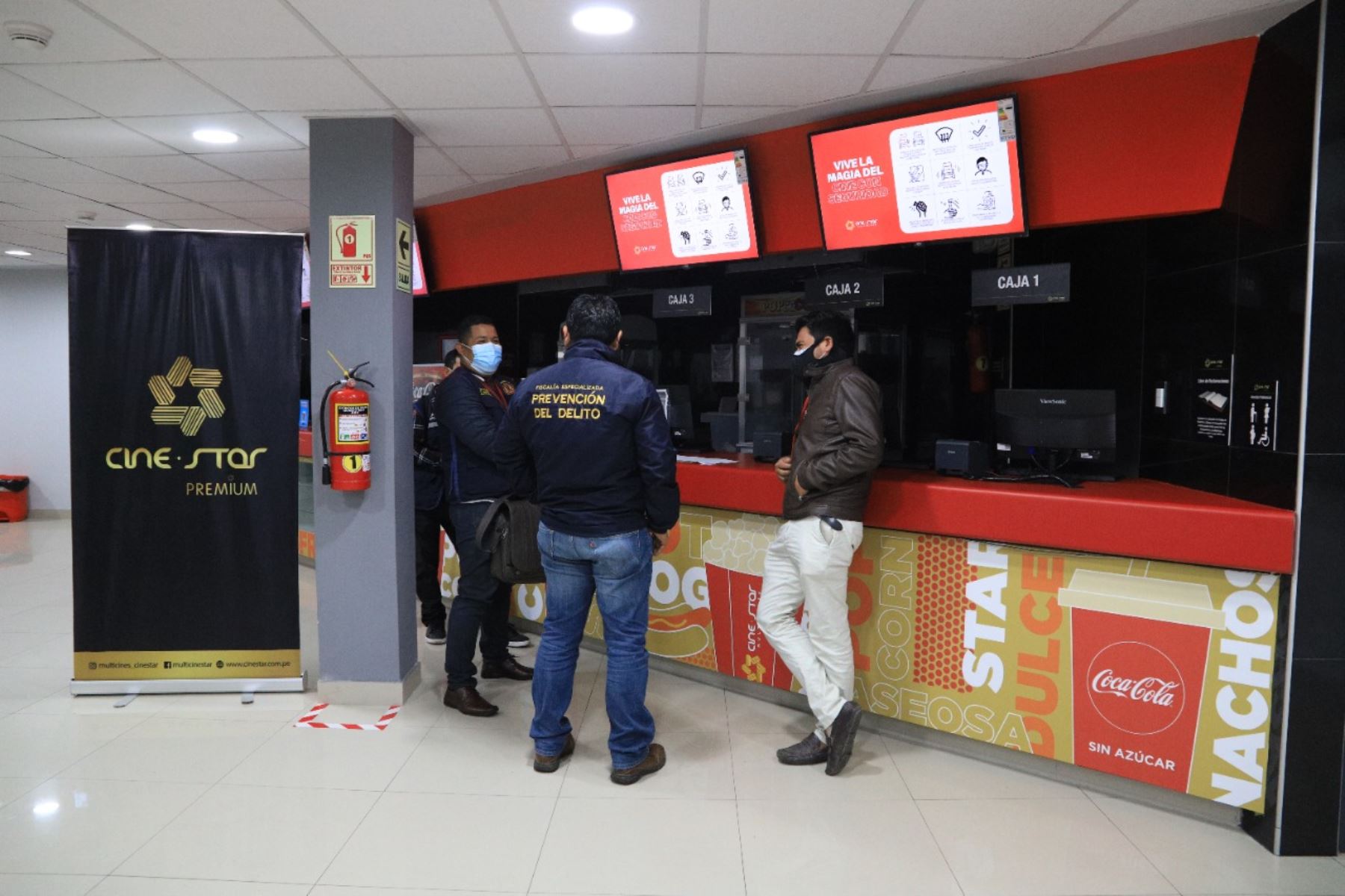 Autoridades, representantes e inspectores inspeccionaron la sala Cinestar Chimbote, que reabrió sus puertas. Foto: ANDINA/Difusión