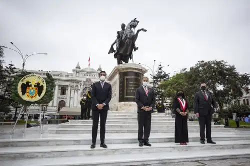 La presidenta del Congreso, Mirtha Vásquez; junto al alcalde de Lima, Jorge Muñoz, desvelan el monumento a Simón Bolívar, ubicado en la plaza de la Inquisición, del Palacio Legislativo. Foto: Municipalidad Metropolitana de Lima/Cortesía.
