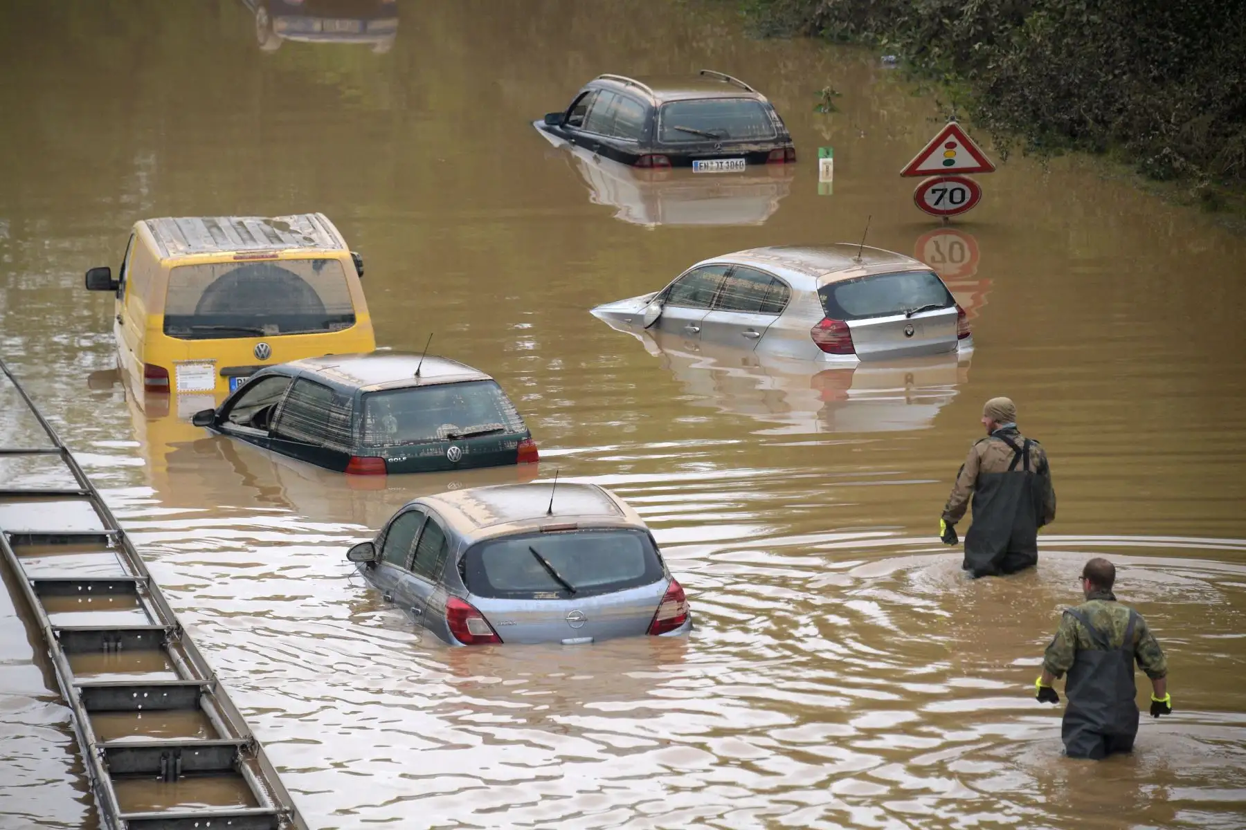Soldados de las fuerzas armadas alemanas Bundeswehr buscan víctimas de las inundaciones en vehículos sumergidos en la carretera federal B265 en Erftstadt, en el oeste de Alemania,  luego de que fuertes lluvias azotaran partes del país, causando inundaciones generalizadas y daños importantes. 
Foto: AFP