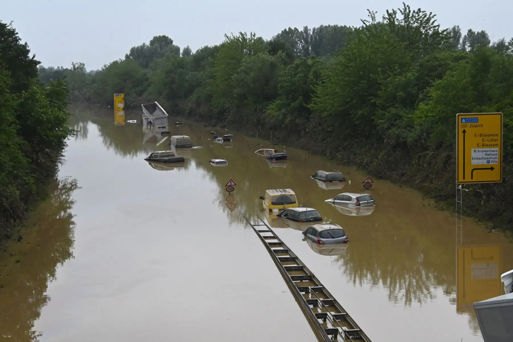 Una vista general tomada muestra automóviles y otros vehículos sumergidos en la carretera federal B265 en Erftstadt, en el oeste de Alemania, luego de que fuertes lluvias azotaron partes del país, causando inundaciones generalizadas y daños importantes.
Foto: AFP