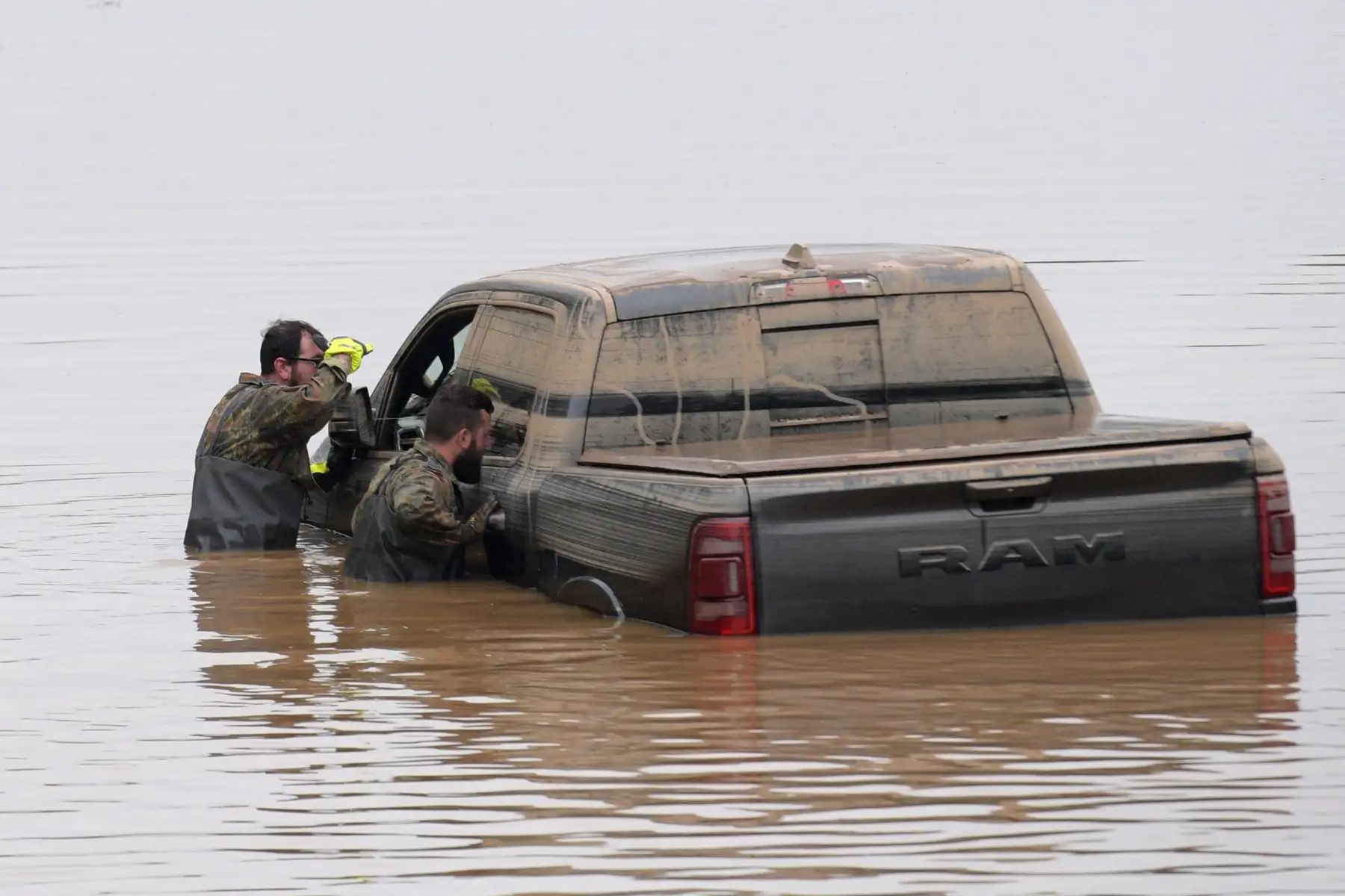 Soldados de las fuerzas armadas alemanas Bundeswehr buscan víctimas de las inundaciones en vehículos sumergidos en la carretera federal B265 en Erftstadt, en el oeste de Alemania, luego de que fuertes lluvias azotaran partes del país.
Foto: AFP