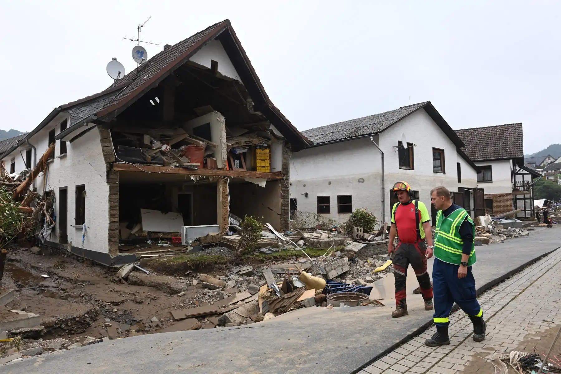 Dos hombres pasan junto a casas destruidas después de que las inundaciones causaron daños importantes en Schuld, cerca de Bad Neuenahr-Ahrweiler, en el oeste de Alemania.
Foto: AFP