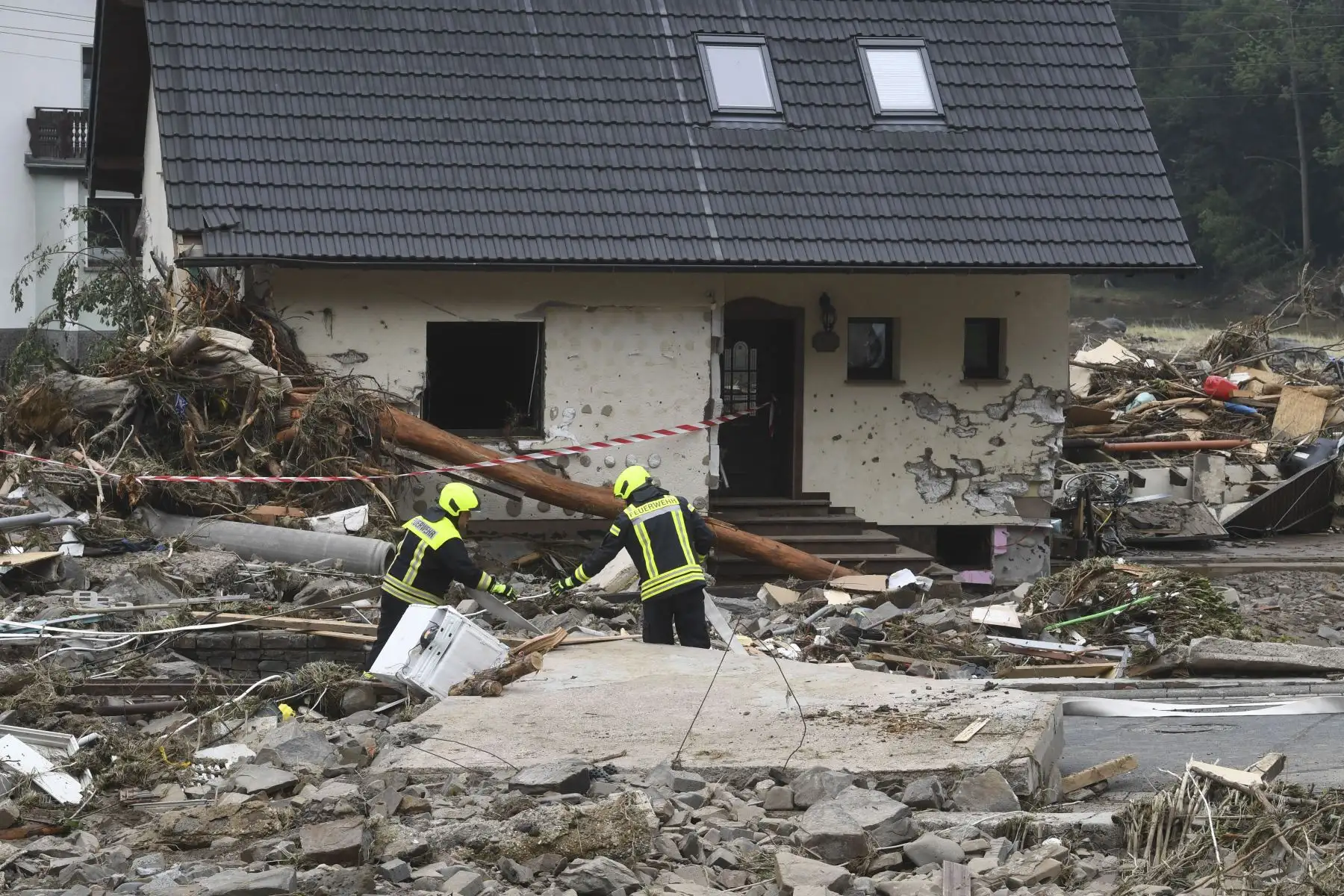 Los bomberos trabajan en medio de los escombros de las casas destruidas después de que las inundaciones causaron daños importantes en Schuld, cerca de Bad Neuenahr-Ahrweiler, Alemania occidentaL.
Foto: AFP