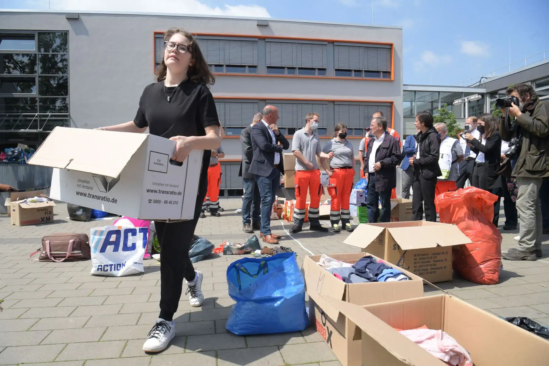 El primer ministro estatal de Renania del Norte-Westfalia y líder de la Unión Demócrata Cristiana , Armin Laschet y la alcaldesa Carolin Weitzel hablan con los gerentes de los equipos de rescate mientras visitan las instalaciones de emergencia para víctimas de inundaciones instaladas en la escuela Ville Gymnasium.
Foto: AFP