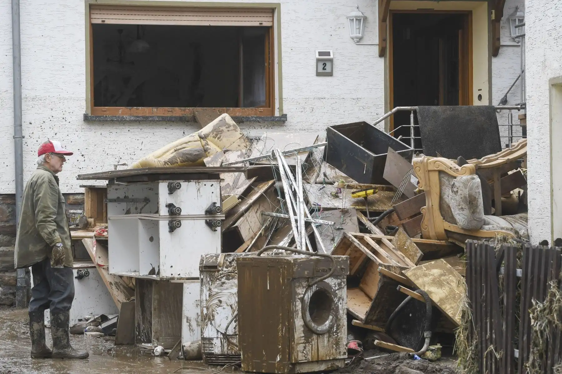 Un residente observa las pertenencias destruidas y embarradas que sacó de una casa después de que las inundaciones causaron daños importantes en Schuld, cerca de Bad Neuenahr-Ahrweiler, Alemania occidental.
Foto: AFP