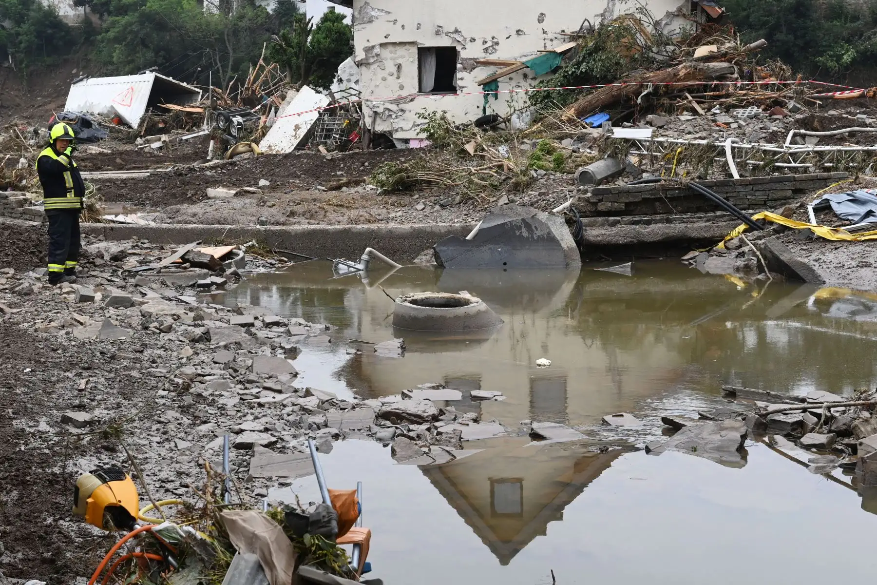 Un bombero se encuentra junto a un estanque lleno de escombros de casas destruidas después de que las inundaciones causaron daños importantes en Schuld cerca de Bad Neuenahr-Ahrweiler, en el oeste de Alemania.
Foto: AFP