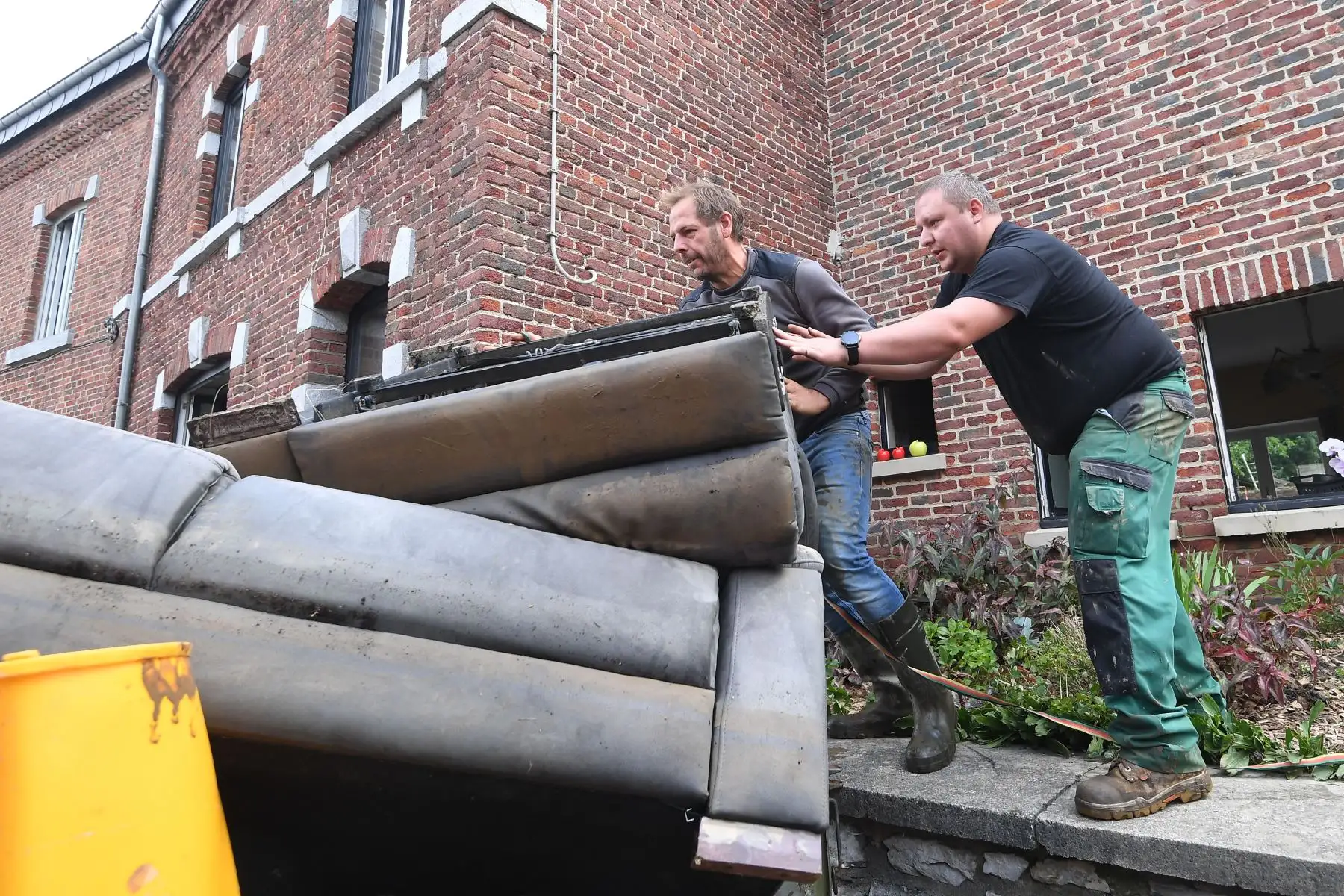 Los residentes retiraron los muebles dañados de una casa después de las fuertes lluvias e inundaciones en la ciudad de Rochefor, en Bélgica.
Foto: AFP
