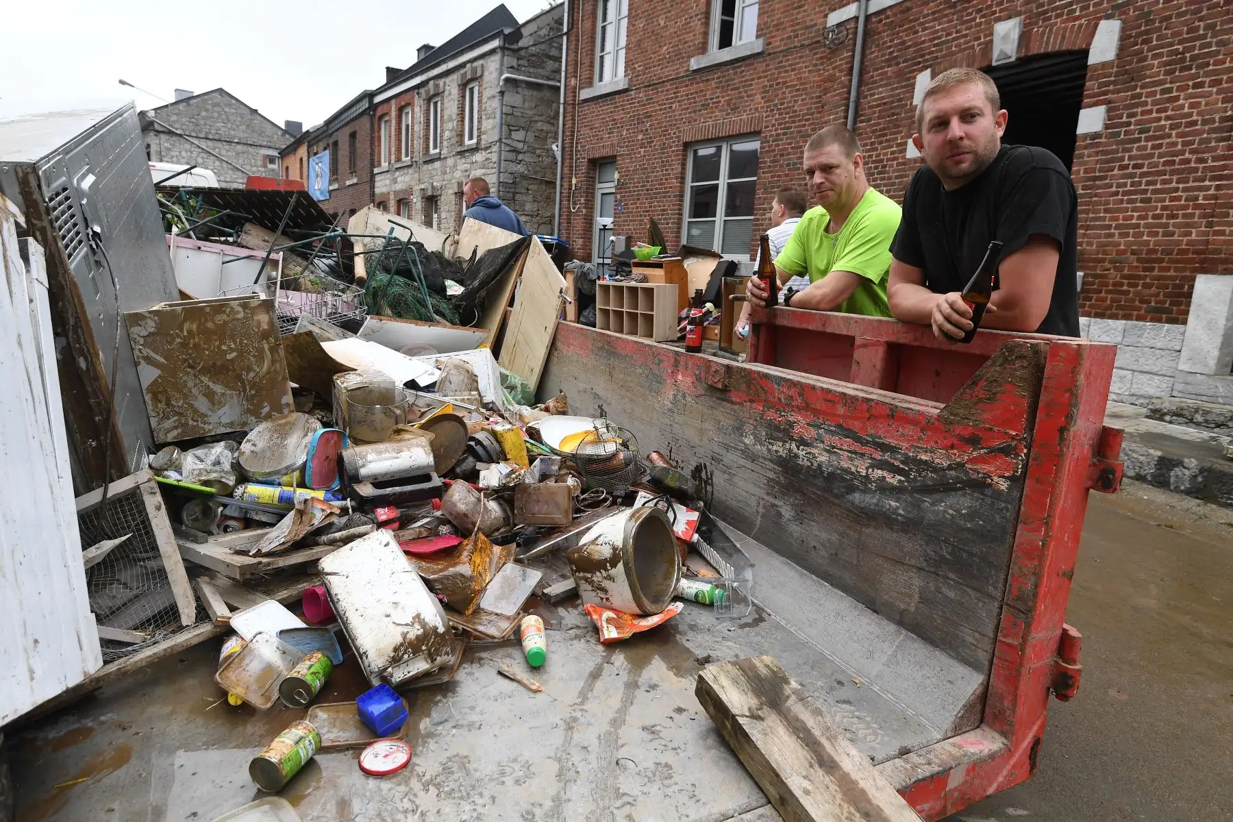 Los residentes tienen un descanso mientras limpian después de las fuertes lluvias e inundaciones en la ciudad de Rochefort, en Bélgica.
Foto: AFP