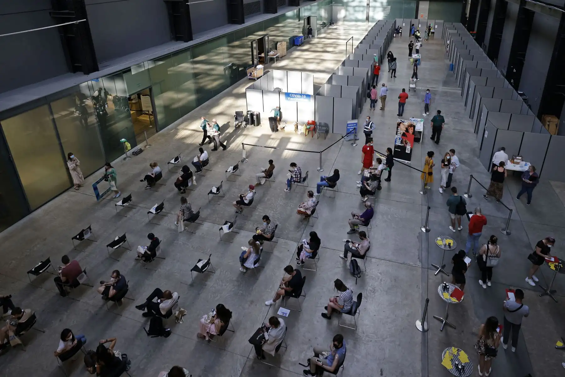 Los miembros del público esperan en sillas socialmente distanciadas para recibir la vacuna Pfizer-BioNTech Covid-19 en el Turbine Hall en un centro temporal de vacunas Covid-19 en la Tate Modern en el centro de Londres.
Foto: AFP