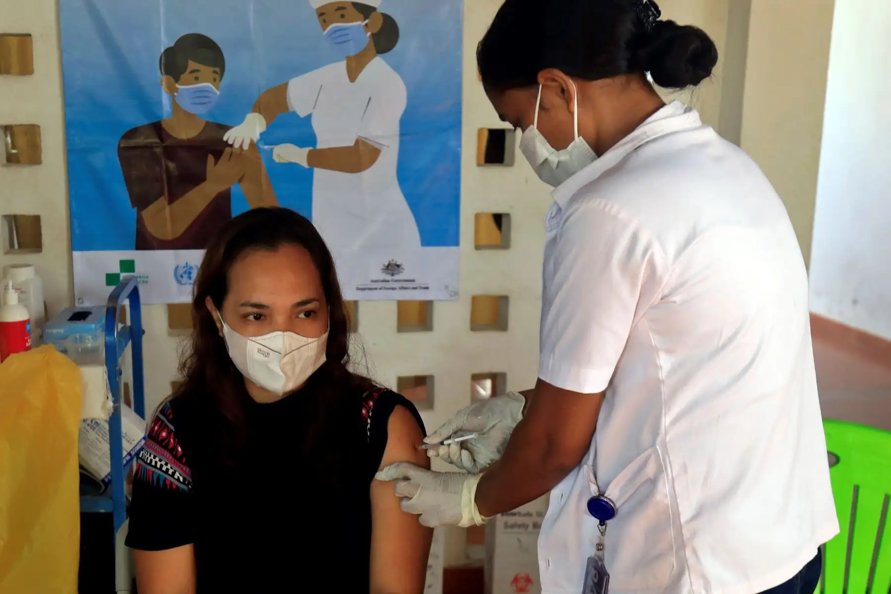 Un trabajador de la salud inyecta una dosis de la vacuna Sinovac covid-19 durante una campaña de vacunación en una clínica en Dili, Timor Oriental, también conocido como Timor Leste.
Foto: EFE