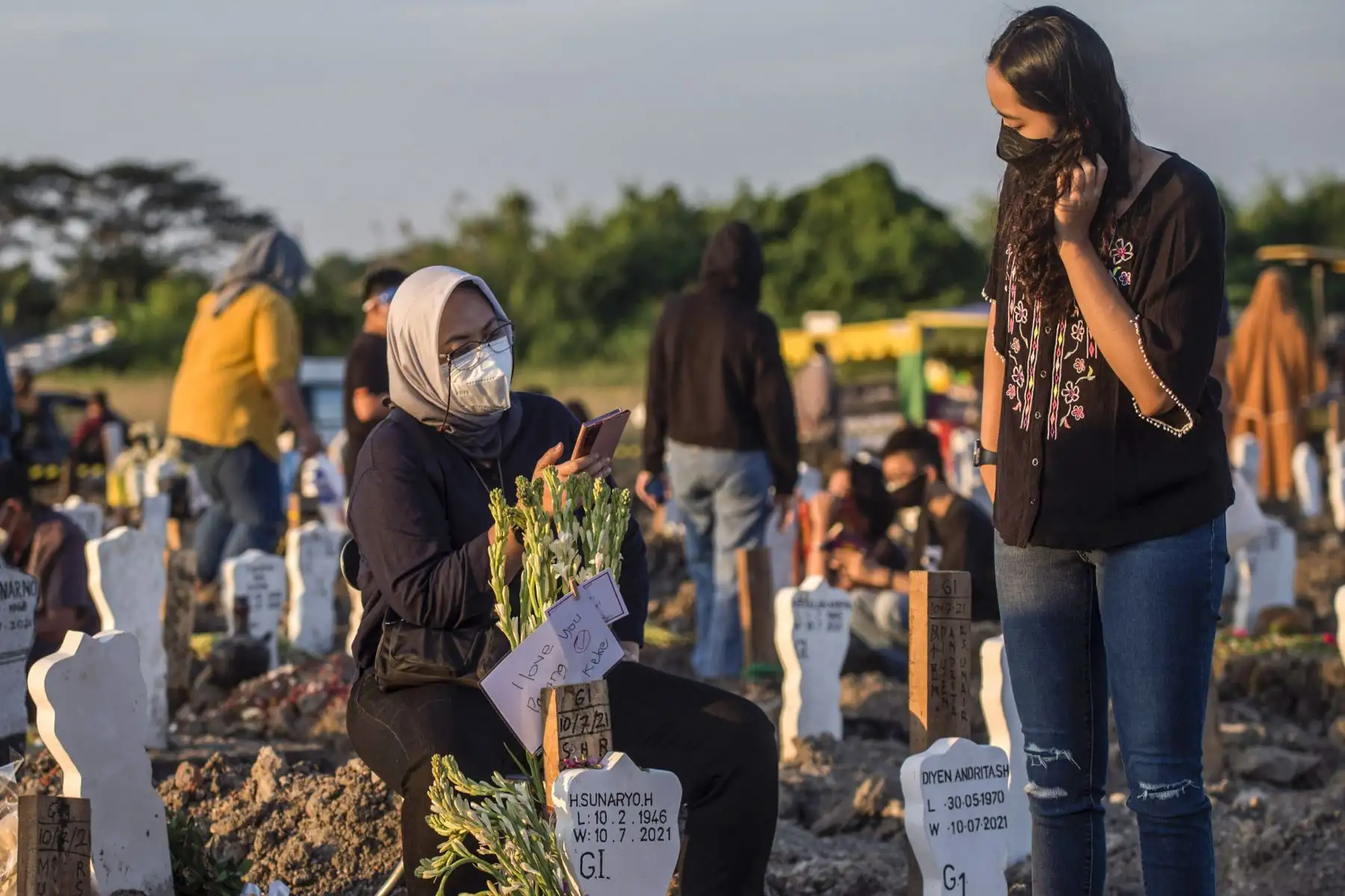 Una familia reza por su pariente junto a la tumba en el sitio de entierro de las víctimas del coronavirus covid-19 en el cementerio Keputih en Surabaya, Java Oriental.
Foto: AFP
