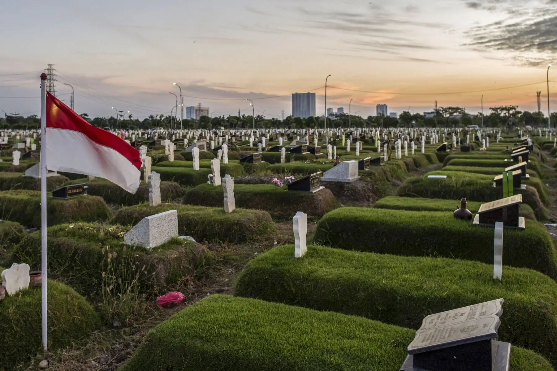 Una bandera de Indonesia ondea en el lugar del entierro de las víctimas del coronavirus Covid-19 en el cementerio de Keputih en Surabaya, Java Oriental.
Foto: AFP